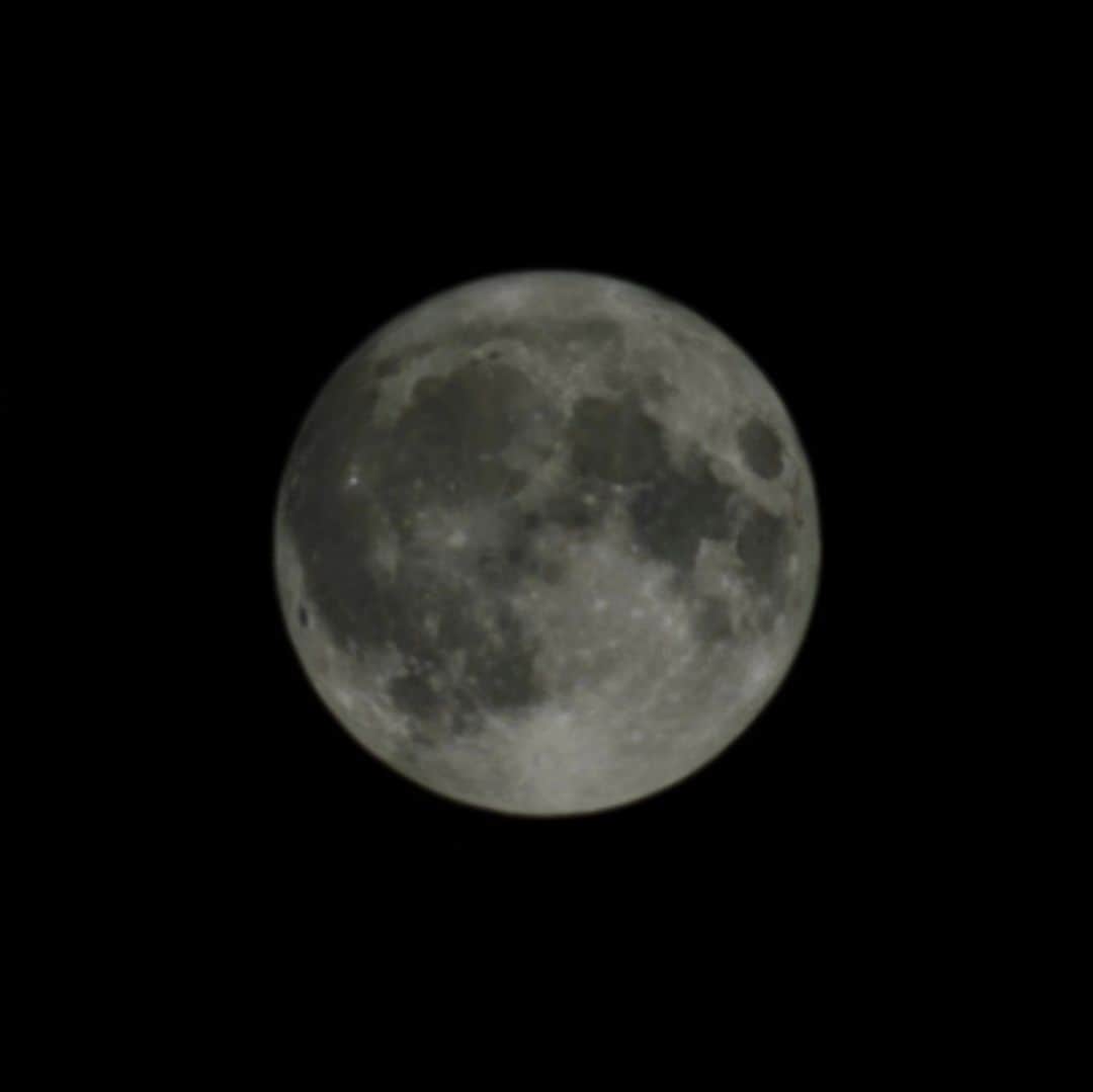 ピーターのインスタグラム：「今のお月様❤️ 雨上がりで涼しいから、屋上で、お月見してます‼️ GALAXYで、月がこんなにクレーターまで写りました。」