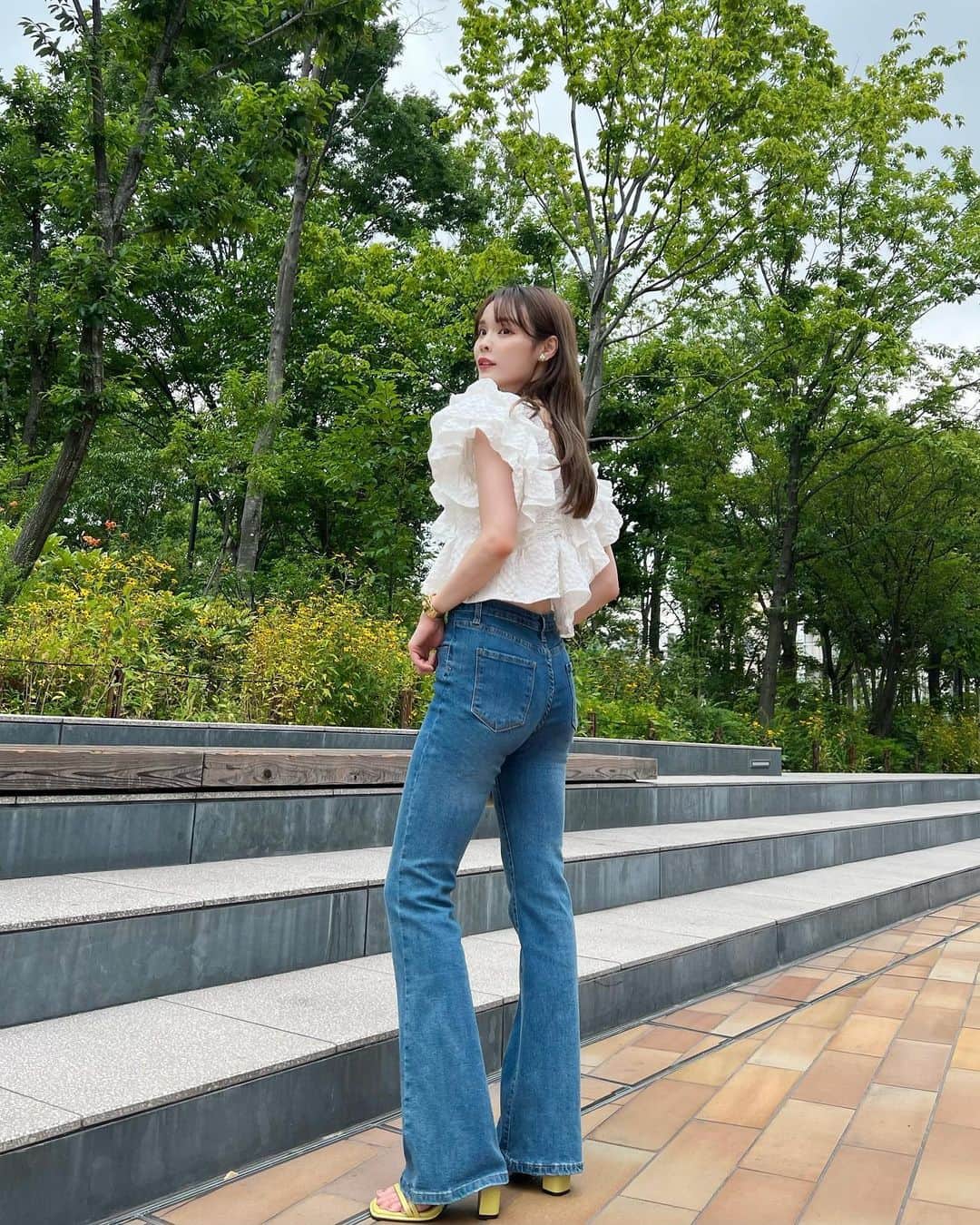 磯田 ひかる(Hikaru Isoda) のインスタグラム：「こんばんは🤍 今日も一日おつかれさまでした🥰  私はゲリラ豪雨の低気圧にやられてねむーい1日でした🛌  この日はデニムコーデ♡ 甘めトップスと合わせるの好き₍ᐢ.ˬ.ᐢ₎  Tops @olu.myself  Bag @polene_paris   ------------------------------ picaru：162cm / 骨格ウェーブ 1st ブライトスプリング 2nd ブライトサマー  大人可愛いスタイルアップコーデ ヘアメイクを合わせた トータルスタイリングを提案🤍  不定期にストーリーで ファッションお悩み相談募集中🥰 ------------------------------  他の投稿を見る→【@picaruuu】」
