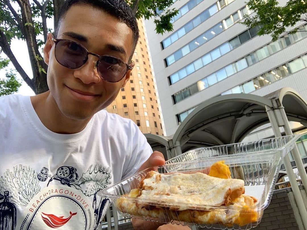 澤井一希さんのインスタグラム写真 - (澤井一希Instagram)「初めて食べたイカ焼き、一口でこんな感じでした😆😆😆🦑💕  #イカ焼き #大阪 #ソウルフード #パリコレ #モデル #俳優 #澤井一希 #人生を笑ってサバイブするオトコ  #ウントコの民」8月1日 22時37分 - _kazukisawai