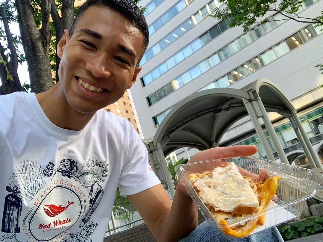 澤井一希さんのインスタグラム写真 - (澤井一希Instagram)「初めて食べたイカ焼き、一口でこんな感じでした😆😆😆🦑💕  #イカ焼き #大阪 #ソウルフード #パリコレ #モデル #俳優 #澤井一希 #人生を笑ってサバイブするオトコ  #ウントコの民」8月1日 22時37分 - _kazukisawai