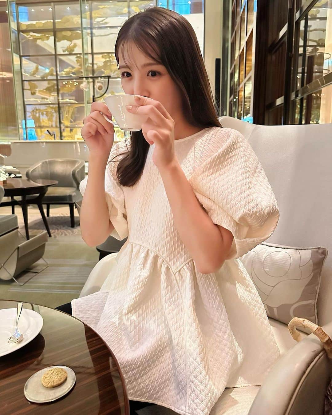 綺咲愛里のインスタグラム：「. 8月🌻 っぽくもなんともない写真😯 ⁡ #🫖」