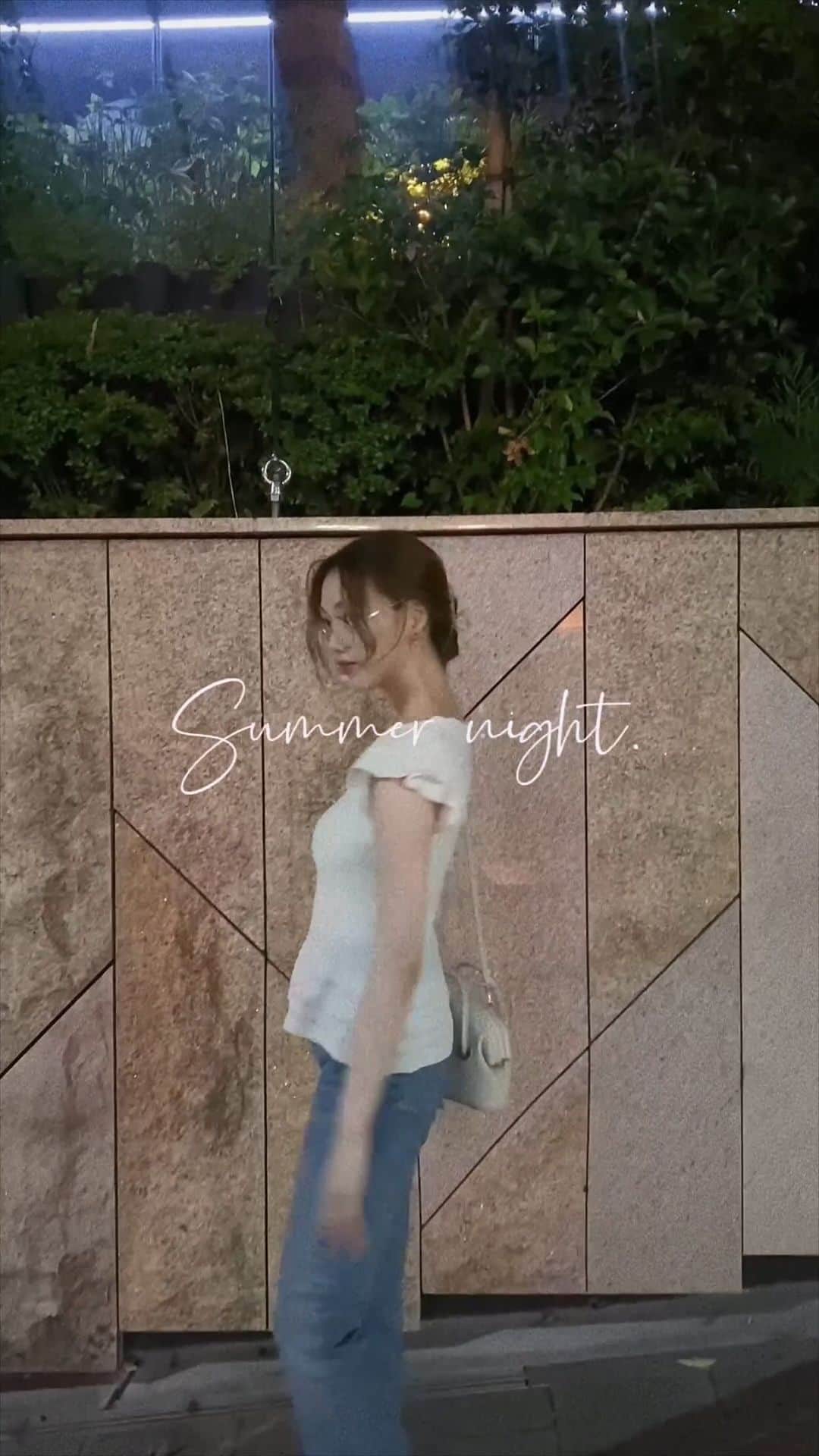 石川晶子（あきぽよ）のインスタグラム：「夏の夜がすき🌙🌙 白トップスにデニムってかわいい。 この日はラフなコーデでした🌼  #コーディネート記録 #コーディネート#週末#weekend #夏コーデ #夏の夜」