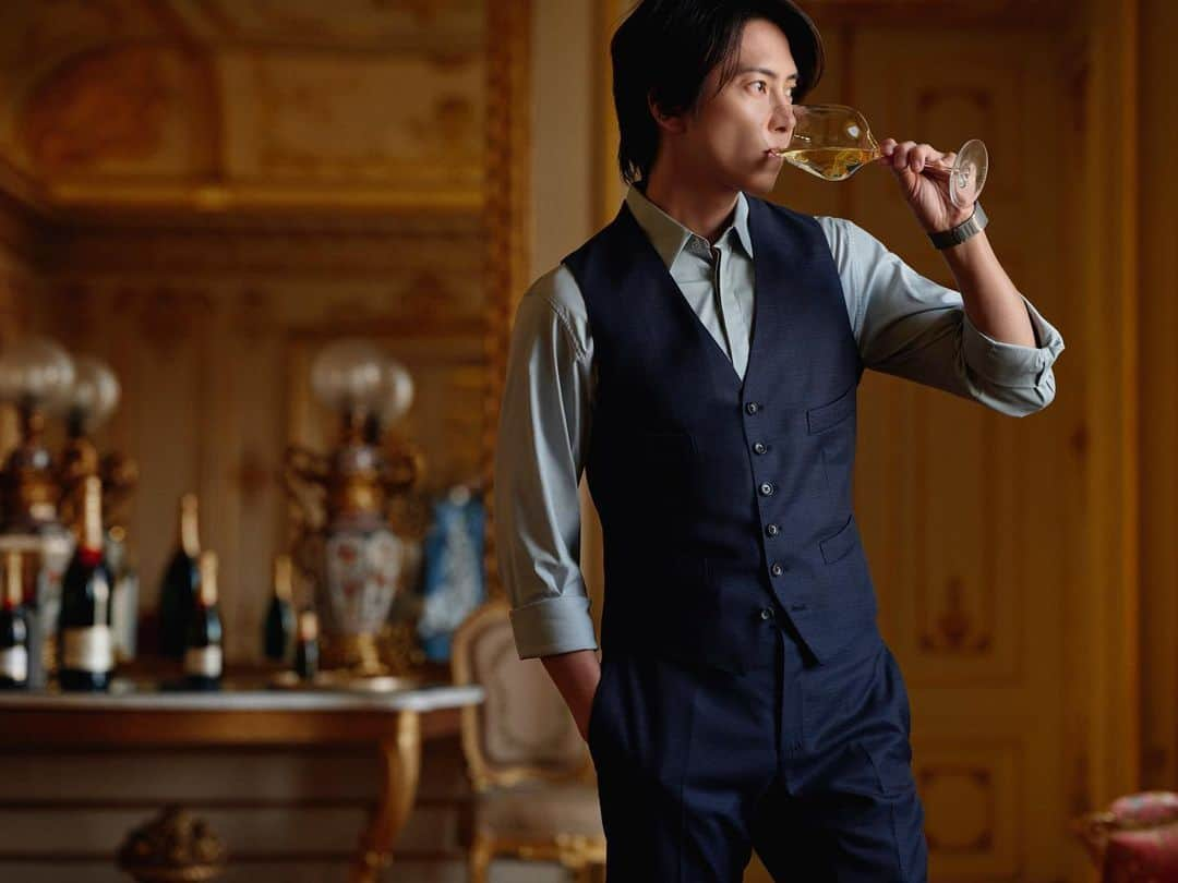 山下智久さんのインスタグラム写真 - (山下智久Instagram)「Moët & Chandon  この度、モエ・エ・シャンドンのフレンズ オブ ザ ハウスに就任することができ、大変光栄に思っております。 人々に愛され続けてきた魅力を、フレンズの1人として、これからの時代に繋げていくことが出来たら幸いです。  I am very honored to be appointed as Friends of the House of Moët & Chandon.  Moët & Chandon's legacy is great and deeply rooted, i'm  excited for their future and to be a part of it.  #MoetChandon　 #モエエシャンドン　 #ToastWithMoet #Ad @moetchandon」8月1日 22時44分 - tomo.y9