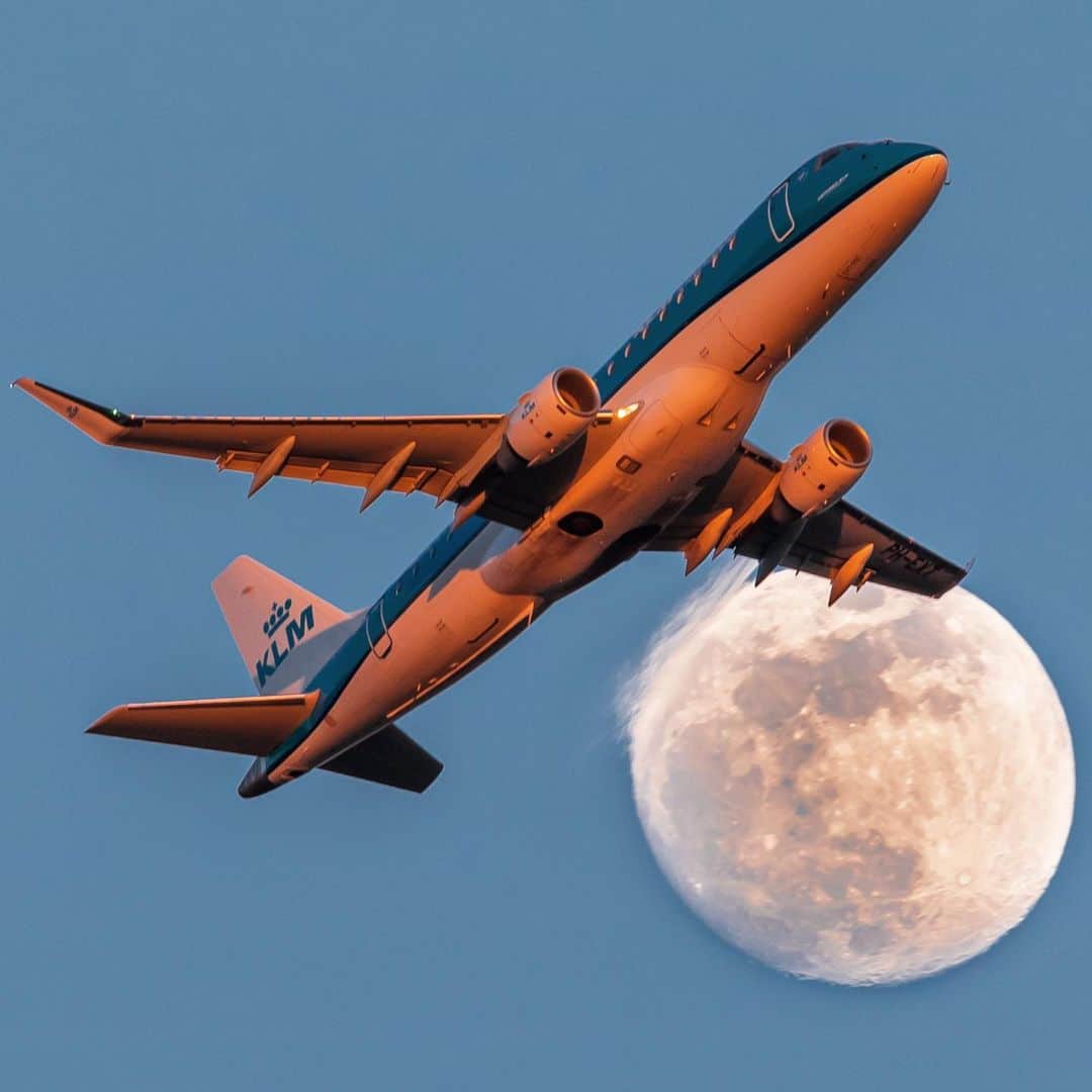 KLMオランダ航空のインスタグラム：「Enjoy the enchanting glow of the #Supermoon tonight! 🌕✈️   📸: @avialcoholic   #KLM #royaldutchairlines #moon #supermoon #Embraer」