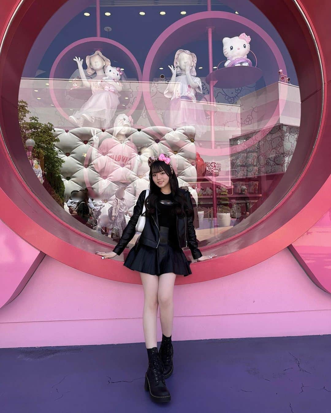 のインスタグラム：「･ キティちゃんのエリア写真スポット多くて好き~ ﾐ・◦・ﾐ🎀 ･ ･ ･ ･ ･ ･ ･ ･ ･ ･ ･ #ユニバ #ユニバコーデ #ユニバーサルスタジオジャパン #キティちゃん #ljk #jkブランド #ootd #like4likes #followme #fff」
