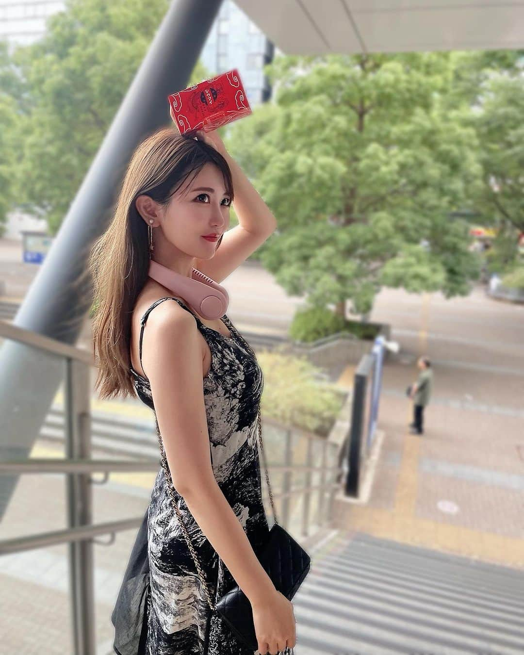 ayaのインスタグラム：「＼⛲️夏の必需品☀️／ ⁡ そう。崎陽軒の焼売！🥟😋 ではなく、首からさげてるポータブル扇風機に注目🎐 ⁡ 最近の猛暑には欠かせないよね🥵 ⁡ 両手が空くので外出時や自転車乗る時とかにも めっちゃ便利グッズです💓 ⁡ 1,000円くらいやけど今クーポンコードでさらに お安く買えちゃうので良かったら見てみてね♪ ⁡ @shein_japan ⁡ 🌻クーポンコード【SNC6223】 お買い物1～5,999円までは15%OFF、 6,000円以上は20%OFFが適用されるよ🙈🩵 利用期限：9月30日まで ⁡ ⁡ 商品🆔 15017881 ⁡ #SHEINhome#SHEINbeauty#saveinstyle#SHEIN#SHEINpartner#ad#SHEINappliances#SHEINSportsAcc#シーイン購入品 #シーイン#shein #ミニ扇風機#アウトドア#フェス」