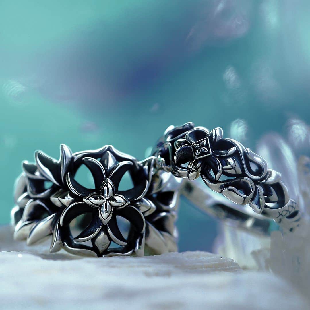 ブラッディマリーのインスタグラム：「Mermaid  Ring : Andromeda S ¥28,000+TAX  Ring : Andromeda L ¥35,000+TAX  ・ ・ ・ 【ストーリー】  深い 深い海の底...  そこには神殿が存在し 見たことのない景色が広がる...  輝く神殿には 不思議な生き物達が生きている...  ・ 【Story】 Deep, deep sea bottom...  there is a temple A view you've never seen before...  in the shining temple Mysterious creatures live...  ・ 【故事】 汪洋大海深處…  座落著巨大神殿 是片從未見過的壯觀景色...  神秘的生物們 在那閃耀光輝的神殿之中生活著...  ーーーーーーーーーーーーーーーーーーー #bloodymaryjewelry #bloodymary #jewelry #silver #fashion #jewelryporn #jewelrydesign #jewelrygram #accessory #accessories #silverjewelry #ブラッディマリー #シルバーアクセサリー#fashionjewelry  #シルバー #アクセサリー#japanmade#血腥瑪麗#血腥瑪麗珠寶#血腥瑪麗銀飾#銀飾#天然石#飾品#珠寶#日本品牌」