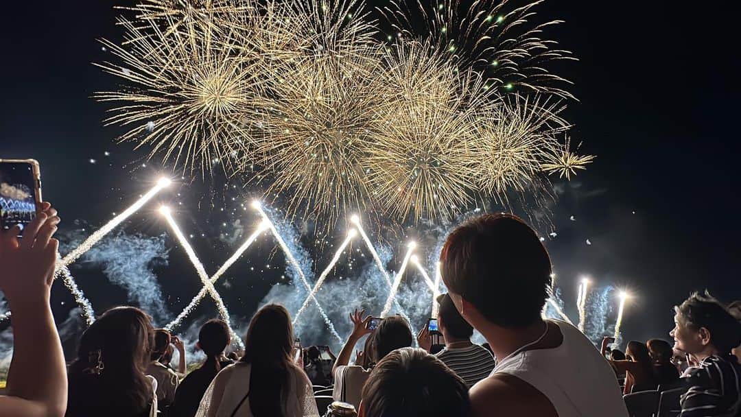 林藍菜のインスタグラム：「最高だった。 また一つ増えた夏の思い出🌻 毎年8月1日は「絶対花火」な夏女です。  #花火 #花火大会 #富山花火大会 #富山市 #toyama #人生で1番近い花火 #夏の思い出 #夏の風物詩 #fireworks #北日本新聞納涼花火大会」
