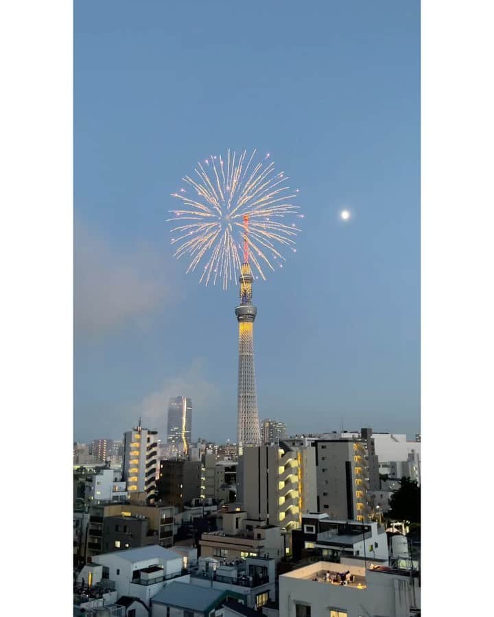 土井地恵理子のインスタグラム：「隅田川花火  お取引様の会社の屋上での 大宴会に呼んで頂いて こんなにもいいロケーションで見たの初めて！ ありがとうございます😭✨  スカイツリーとのコラボレーション 綺麗だったーー！！！！  たくさんご飯も用意して頂いて その中でもキムチが美味しすぎて そんな事を言っていたら お土産に頂きました😝❤️ #エリキムチ 私もお取り寄せしてみたいと思います◡̈  ありがとうございました🙏🏼✨  #隅田川花火大会 #fireworks #高校生以来の隅田川花火 #娘もどこかで彼氏とデートでした🎆」