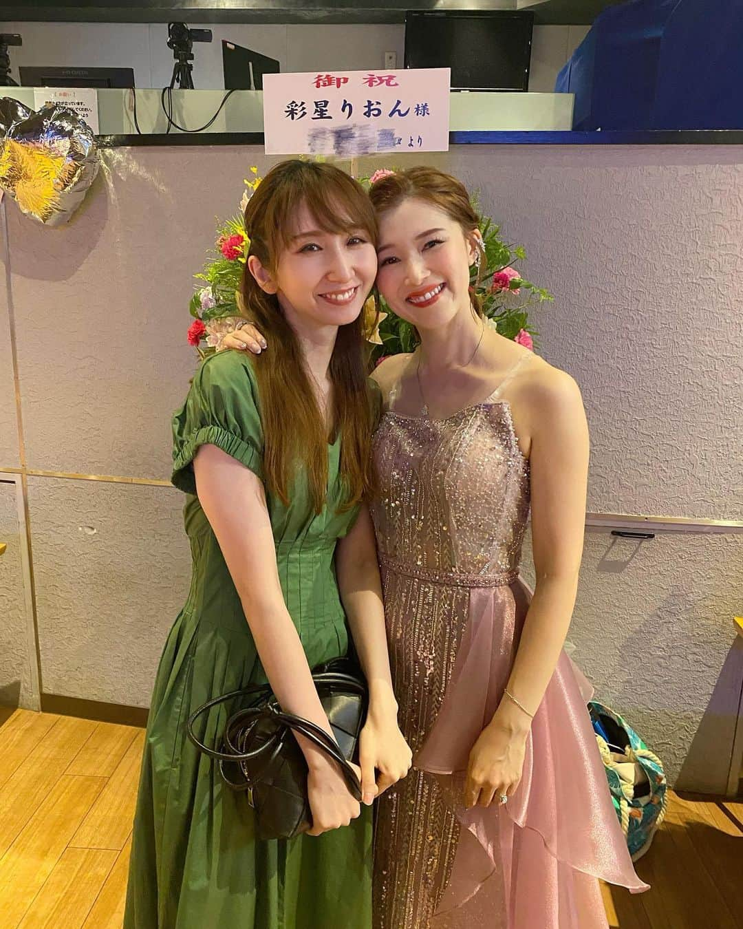 彩星りおんのインスタグラム：「同期が観に来てくれました🎂🎤  みなこ と ともちゃん☺️  みなこはライブ中ずーっと泣いてた🥲 いつもお姉ちゃんのように私のヘアメイクを整えて写真もたくさん撮ってくれる。笑 (全然お姉ちゃんキャラじゃないのに) ライブが終わった後は、私の保護者のように お世話になった方々に頭を下げてくれていた。 みなこの優しさにいつも心が温まるし、憧れてもいます😌   ともちゃんには今回ステージングの相談に乗ってもらったりしてとても助けられました🫶　 14歳の頃から知る彼女ももう家族のような存在。 会う度に笑わせてくれて、今回も緊張をほぐしてくれました😁  同期が見守ってくれていると何だか安心するんだよなぁ〜。  ありがとう、みなこ、ともちゃん✨  他にも沢山の同期がメッセージで応援してくれました！ 本当に嬉しかった🥰  #同期 #90期 #愛原実花 #光海舞人 #彩星りおん」