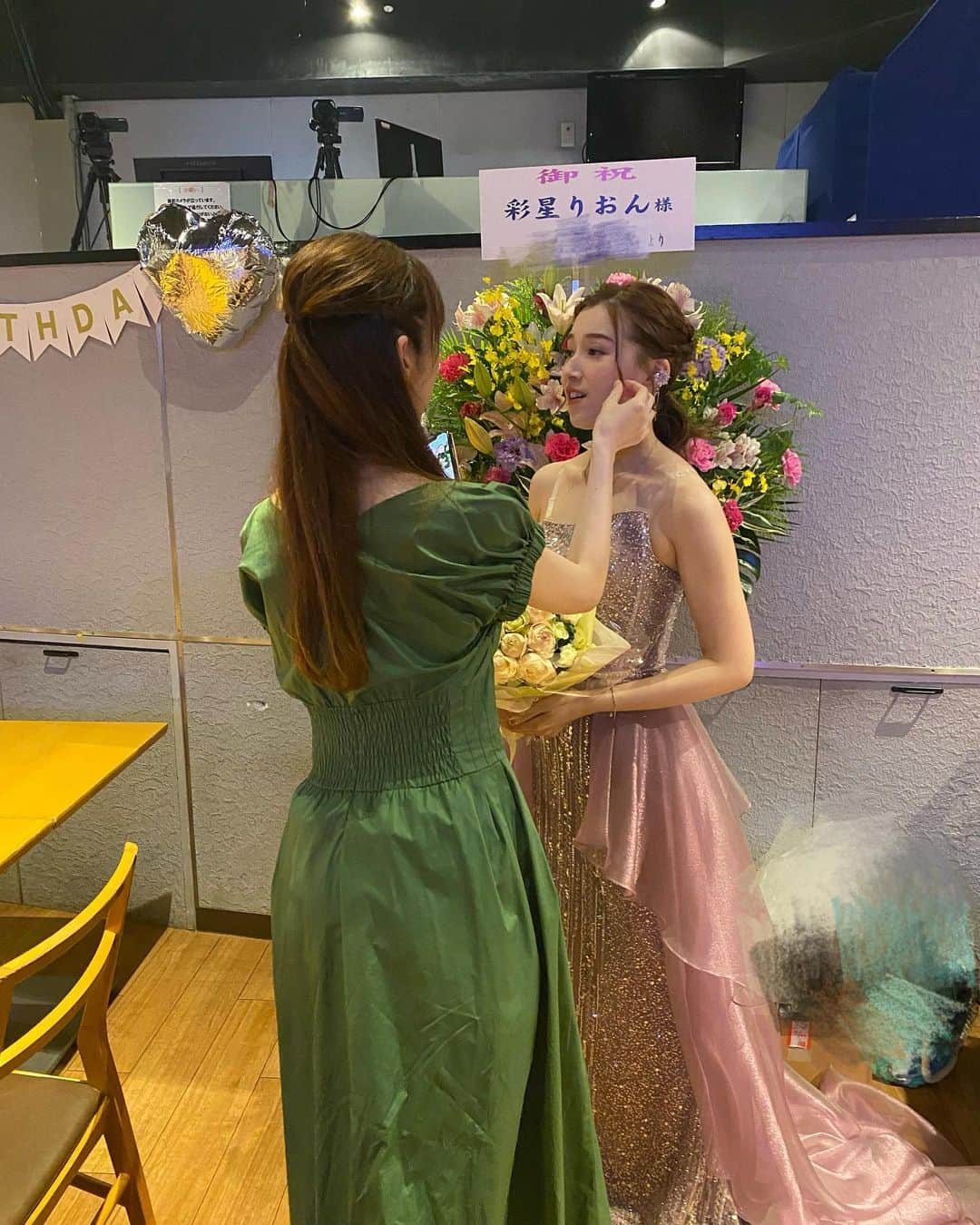 彩星りおんさんのインスタグラム写真 - (彩星りおんInstagram)「同期が観に来てくれました🎂🎤  みなこ と ともちゃん☺️  みなこはライブ中ずーっと泣いてた🥲 いつもお姉ちゃんのように私のヘアメイクを整えて写真もたくさん撮ってくれる。笑 (全然お姉ちゃんキャラじゃないのに) ライブが終わった後は、私の保護者のように お世話になった方々に頭を下げてくれていた。 みなこの優しさにいつも心が温まるし、憧れてもいます😌   ともちゃんには今回ステージングの相談に乗ってもらったりしてとても助けられました🫶　 14歳の頃から知る彼女ももう家族のような存在。 会う度に笑わせてくれて、今回も緊張をほぐしてくれました😁  同期が見守ってくれていると何だか安心するんだよなぁ〜。  ありがとう、みなこ、ともちゃん✨  他にも沢山の同期がメッセージで応援してくれました！ 本当に嬉しかった🥰  #同期 #90期 #愛原実花 #光海舞人 #彩星りおん」8月1日 22時56分 - rion.ayahoshi