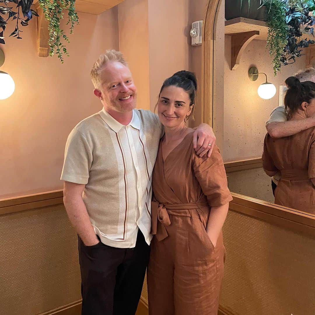 ジェシー・タイラー・ファーガソンのインスタグラム：「Y’all. It’s @sarabareilles week this week on my podcast, Dinner’s on Me! ❤️🎧🍽️ Over Israeli pastries and Tunisian salad at @kfar_bk in Brooklyn, she shared what it was like being bullied as a kid, how she copes with her anxiety, and why it was so important to wear a specific dress to the Tony Awards. Get ready to listen to a fantastic convo—you’re in for a treat. You know where to go—link in bio! (This episode was recorded on June 14, 2023).」