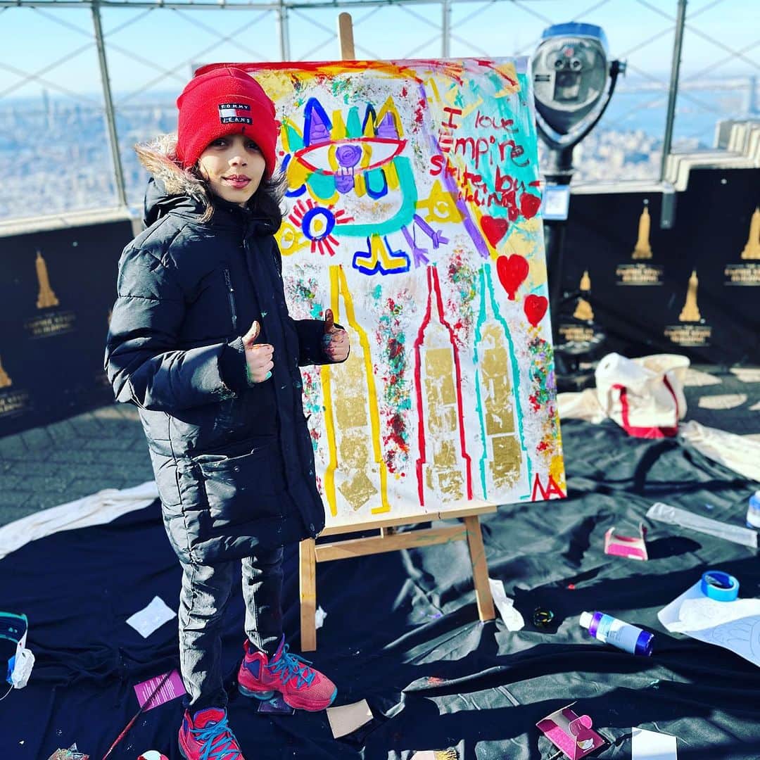Empire State Buildingのインスタグラム：「Today Mikail Akar's new website goes online! We are happy to celebrate this new section together with you and have planned a special action for it. The painting Mikail did on the Empire State Building will be auctioned on https://mikailakar.com/en/art-auction/  During a solo action he painted a painting on the observation deck on a 100 cm x 120 cm canvas with acrylic and 24 carat gold leaf. The auction starts today and ends on August 20 at 09:00pm. All proceeds will go to St. Judes Children's Research Hospital. Take the chance to explore the new site and be part of this online auction. #mikailakar #empirestatebuilding   Heute geht Mikail Akars neue Website online! Wir freuen uns diesen neuen Abschnitt mit euch zusammen zu feiern und haben dafür eine besondere Aktion geplant. Das Gemälde, das Mikail auf dem Empire State Building gemalt hat, wird auf https://mikailakar.com/kunstauktion/ versteigert! Während einer Solo Aktion malte er auf der Aussichtsplattform ein Gemälde auf einer 100 cm x 120 cm großen Leinwand mit Acryl und 24 Karat Blattgold. Die Versteigerung startet heute um 20:00 Uhr und endet am 20. August um 21:00 Uhr. Der gesamte Erlös kommt dem St. Judes Children's Research Hospital zu.  Nutzen Sie die Chance die neue Seite zu erkunden und Teil dieser Online Versteigerung zu sein.」