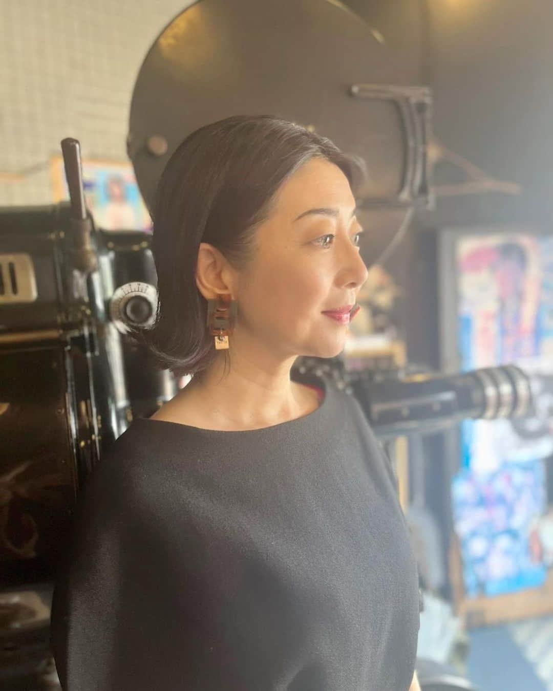 江藤あやのインスタグラム：「映写機📽とわたし。  御成座のロビーに飾られている 昔の映写機 「ニュースターTYPE　SP-1」  とても趣深い。  #御成座 #映写機 #エモい写真 #江藤あや #actress #Japaneseactress」