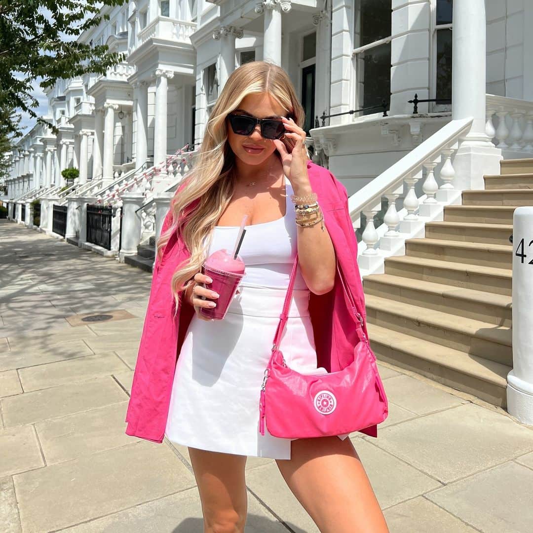 のインスタグラム：「Hi @barbie! 👋💖  #PinkModeOn  #BarbiexKipling」