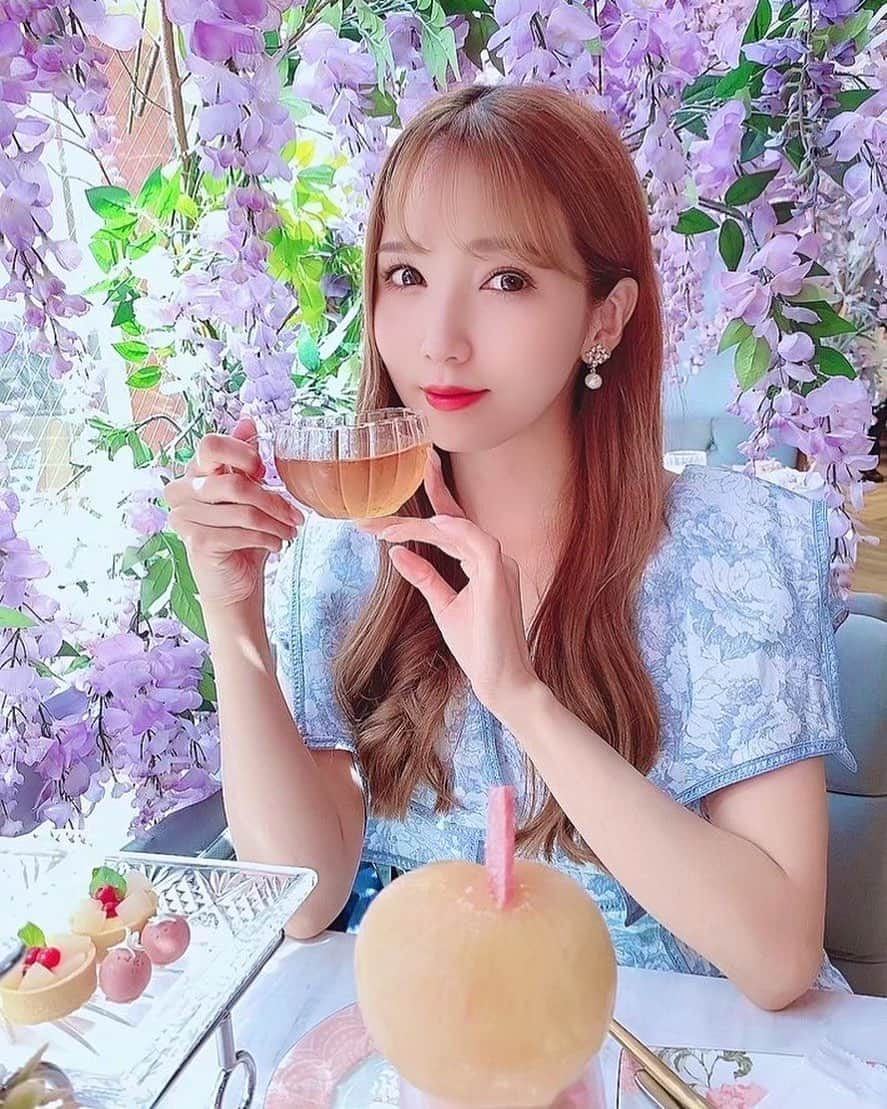 友田彩也香のインスタグラム：「#afternoontea 🫖💜 ⁡ 親友ちゃんとカフェデート👸🫶 ピーチアフタヌーンティー美味しすぎた🤤🍑」