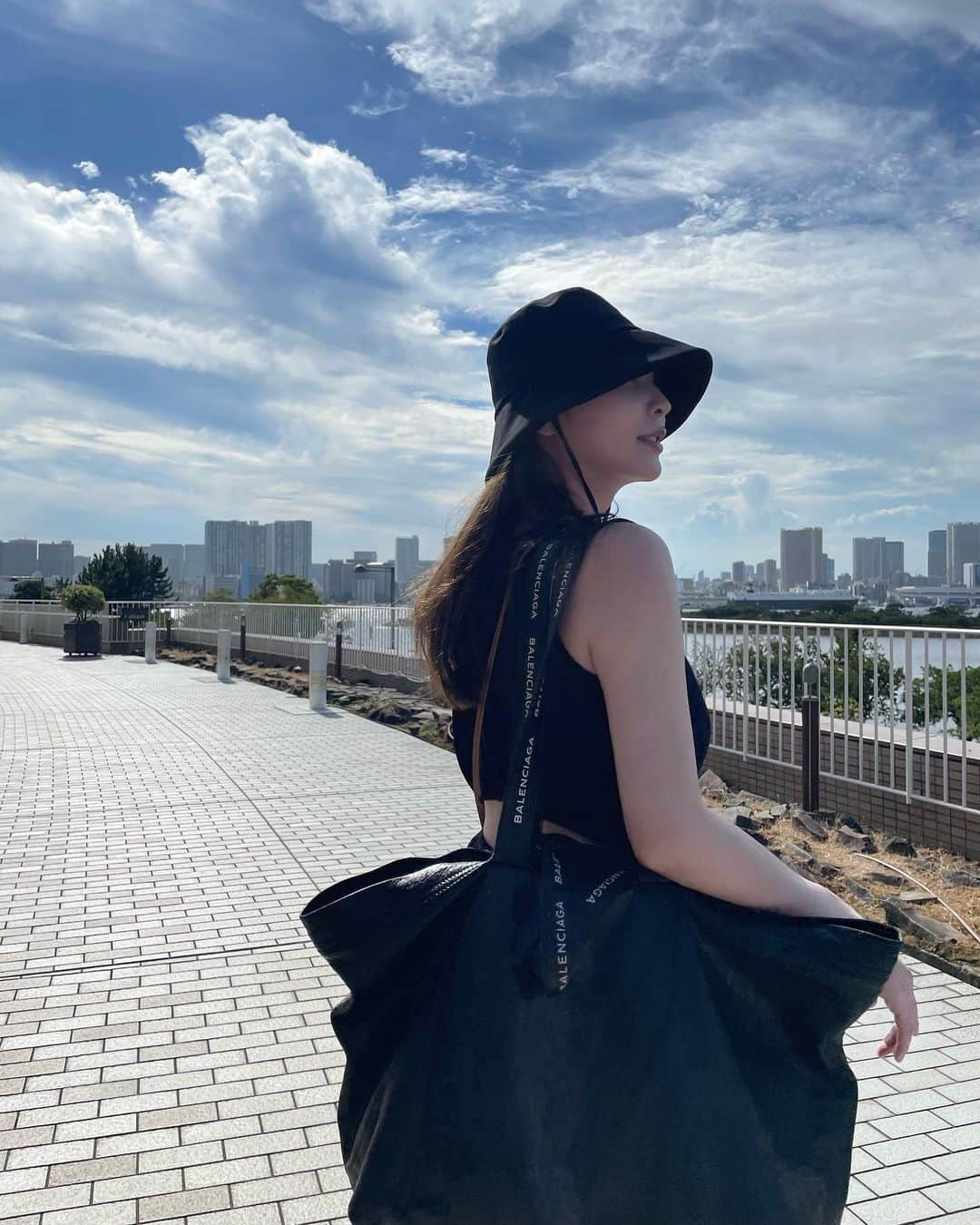 椎名美月のインスタグラム：「娘とプールへ🍉👒 壊れてたはずの外カメ調子いいの巻  #東京 #お台場 #ヒルトン東京ベイ #ヒルトン #プール」