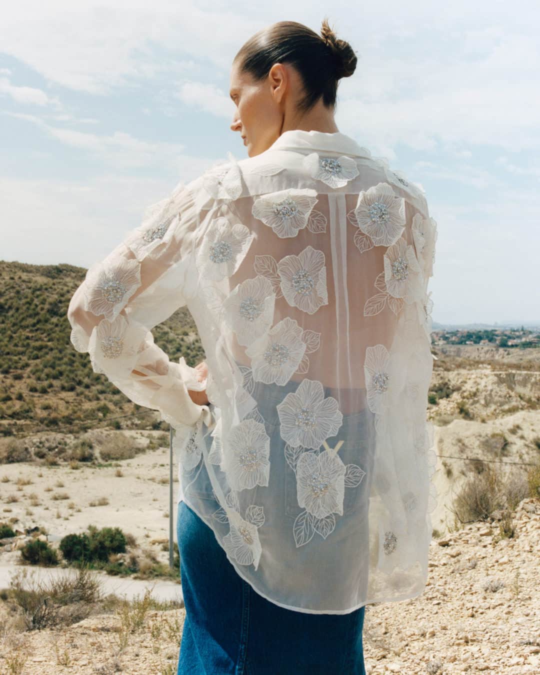 ネッタポルテのインスタグラム：「NEW FLORALS: Refresh your wardrobe with this @maisonvalentino shirt, adorned with exquisite sequin-embellished roses that have an almost lifelike 3D effect.  Tap the link in bio to shop at #NETAPORTER.」