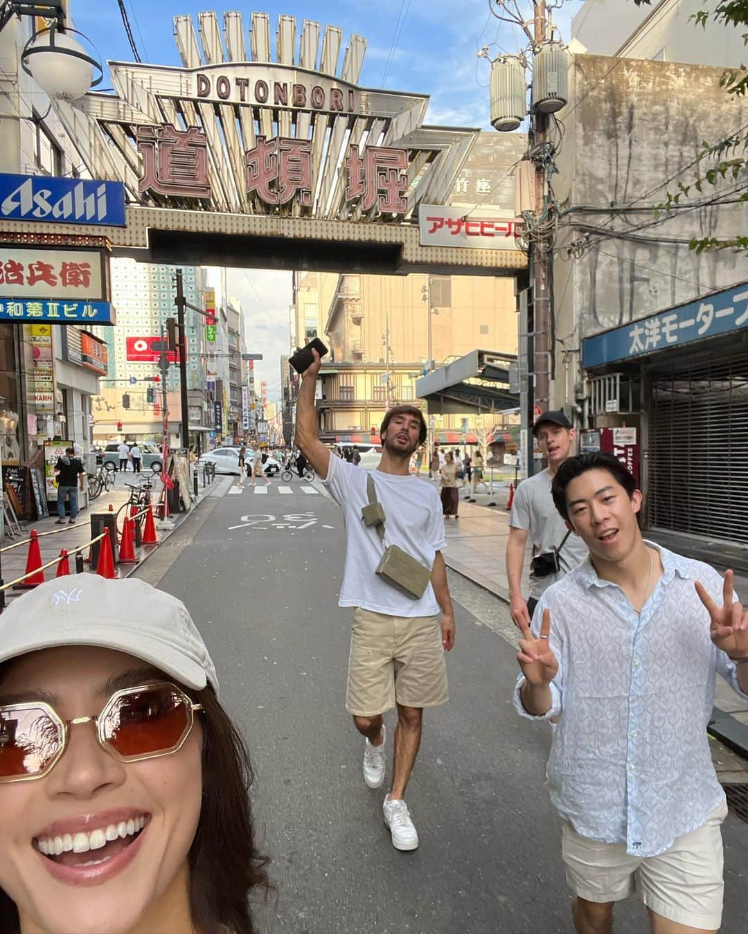 マディソン・チョックさんのインスタグラム写真 - (マディソン・チョックInstagram)「Friendship, Osaka and ramen 🩵🌸🍜  #theICE #travel #japan #dontonbori #friends #figureskating」8月1日 23時01分 - chockolate02