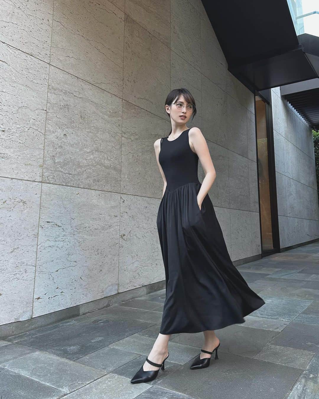 宮内理沙さんのインスタグラム写真 - (宮内理沙Instagram)「夏でも真っ黒です👗 形が綺麗で最近お気に入りのワンピ🌹 肩の紐はデザインです🙇‍♀️💡  #SNSではかっこつけさせてください」8月1日 23時01分 - risa_miyauchi