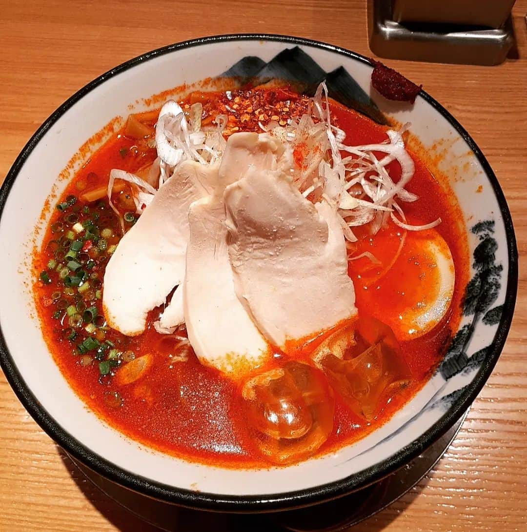 末野卓磨のインスタグラム：「辛紅の冷やしラーメン  さっぱりスープだからどんどん飲めちゃう。  卓上のリンゴ酢で更にさっぱり❗  暑い日には辛いもの食べたいし、冷たいもの食べたい。  夏にぴったりのラーメン、最高でした‼️😄また食べよう。  #ラーメン　#冷やしラーメン　#辛紅」