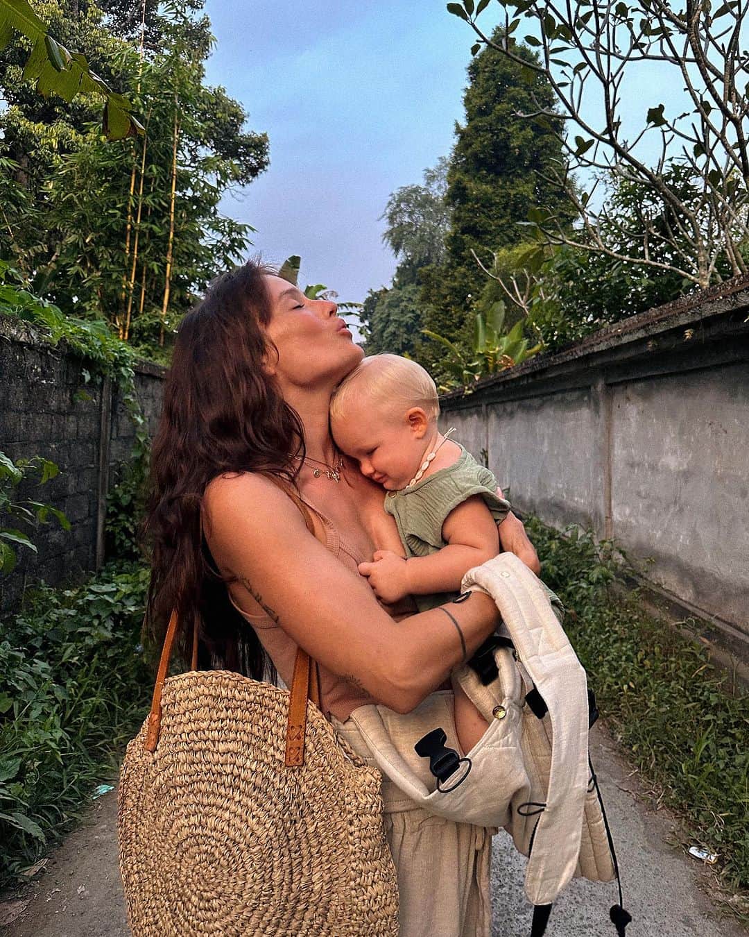 Jessicaさんのインスタグラム写真 - (JessicaInstagram)「We walked to a food market this day in Ubud and ate something that resembled chicken giblets, it may not have even been chicken but at least we got some cute photos on the way there!  #bali #artipoppe #travel #islandlife #tropical #love #baby」8月2日 3時25分 - jessleebuchanan