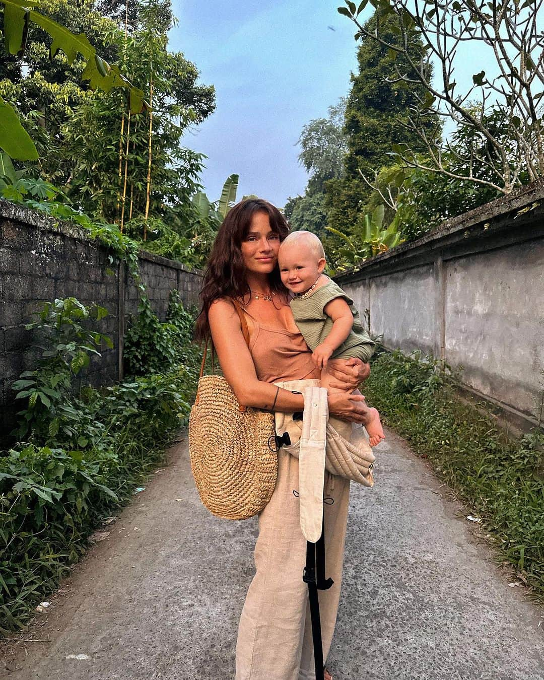 Jessicaさんのインスタグラム写真 - (JessicaInstagram)「We walked to a food market this day in Ubud and ate something that resembled chicken giblets, it may not have even been chicken but at least we got some cute photos on the way there!  #bali #artipoppe #travel #islandlife #tropical #love #baby」8月2日 3時25分 - jessleebuchanan