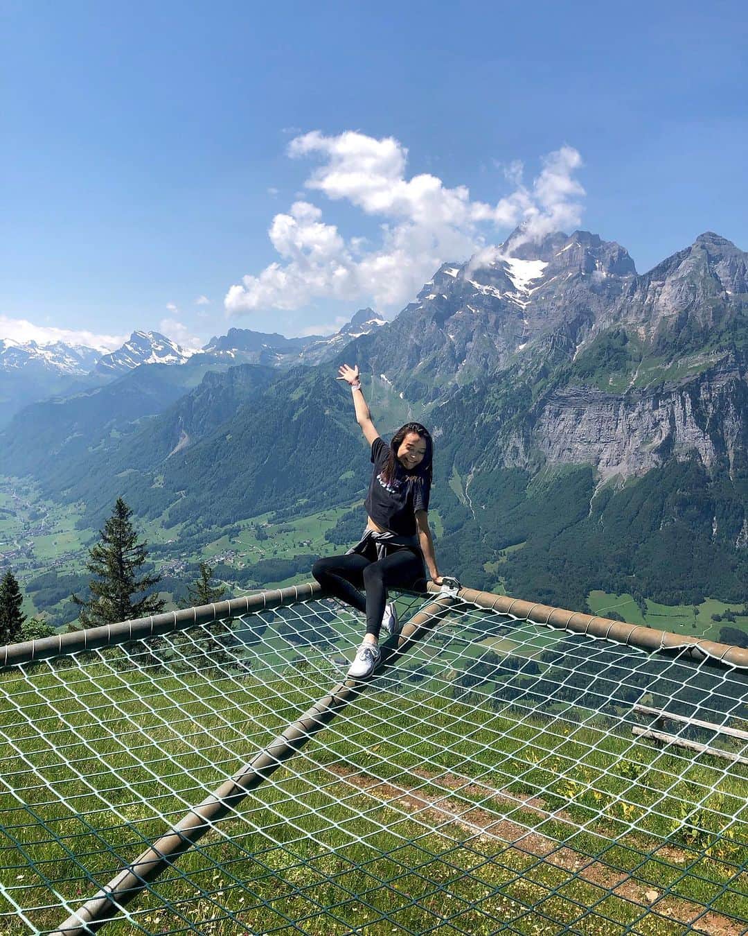 澄那シュトゥーダーのインスタグラム：「Happy Swiss National Day! 🇨🇭🥳  Here is what I love about my home country, Switzerland. The nature, hiking and ski culture, the people who know how to create a good time. Family. And no, we don't only eat cheese and chocolate 🙃」