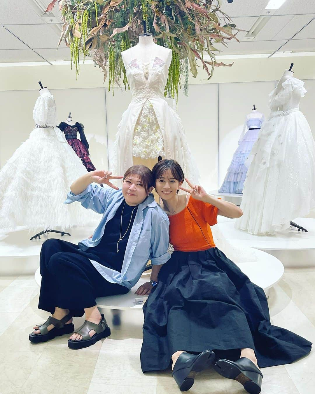 前田敦子さんのインスタグラム写真 - (前田敦子Instagram)「. しのぶが誘ってくれて AKB48 大衣装展❤️❤️❤️❤️ 衣装にうもれてきました。 しのぶはやっぱり天才。 卒業コンサートの衣装はとくに思い出が別格だよーーー！！！！ 衣装は全て愛情がたっぷりでみんな徹夜で作ってくれたものばかりです😭 あと、、あの頃のこんなにミニスカートで、 細かったのか！ってびっくりした笑 やだもう少し頑張ろう私。 8月8日まで大丸東京店11階 夏休みのお出かけに遊びにきてね！ ぶーちゃんありがとう本当に大好きすぎるぞ！」8月1日 23時09分 - atsuko_maeda_official