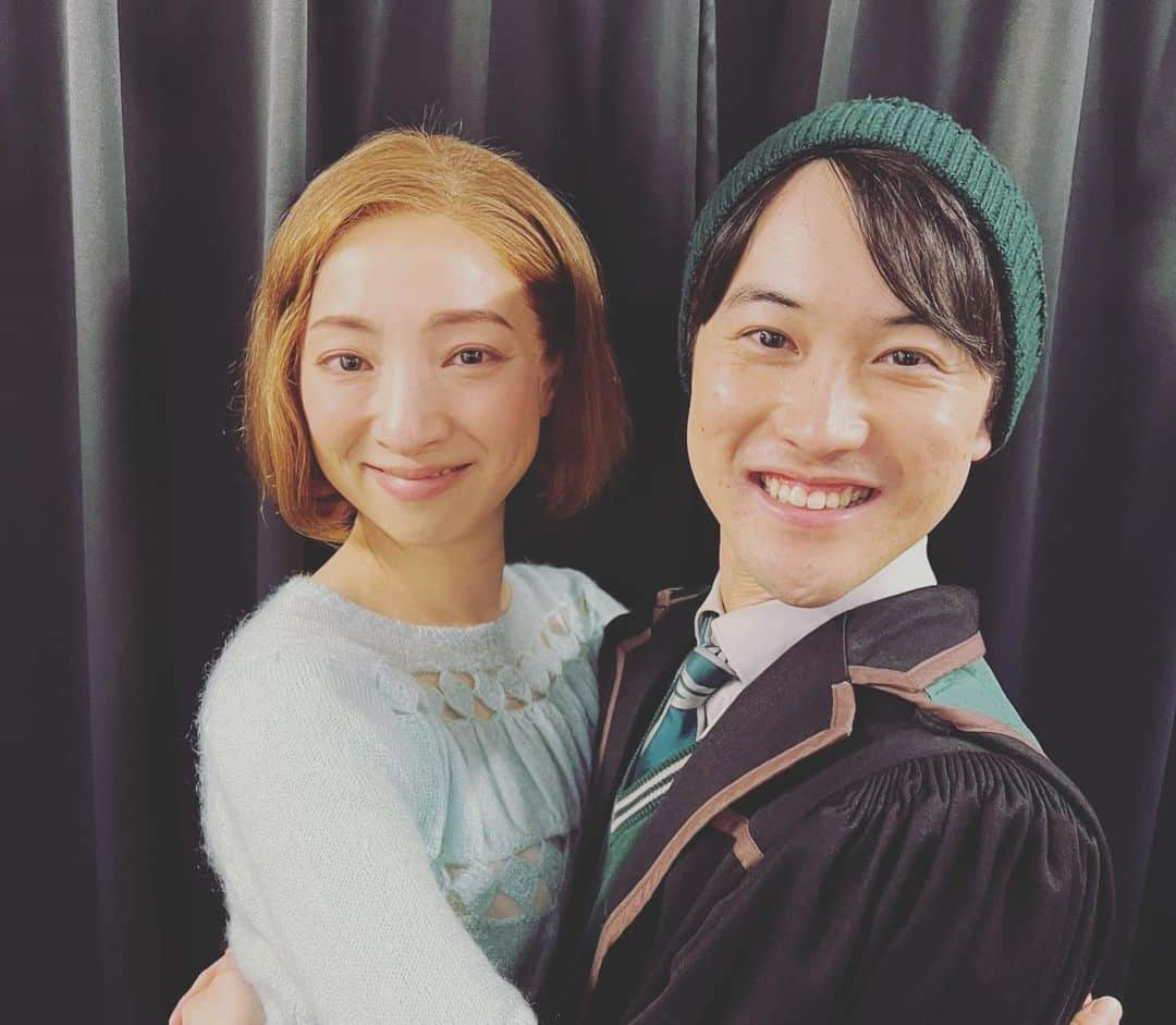 白羽ゆりさんのインスタグラム写真 - (白羽ゆりInstagram)「６.７月卒業のキャストのみんな。  お稽古の頃から考えると、沢山の時間を共有したハリポタキャスト。一緒に過ごした時間は大変な事の連続だったけど、今では家族のような…とても強い絆を感じます。  心から尊敬している郁恵さん。  お芝居の面白さを教えてくれたはやた。  やっぱり天才！かれん姫。  ラオウなの？ドラコなの？ 北斗の拳から一緒だった宮尾さん。  話し出したら面白過ぎるまさと。  明るくて元気を貰えるゆうま。  出会えて良かった！ ありがとう🥰✨✨」8月1日 23時11分 - yurishirahane