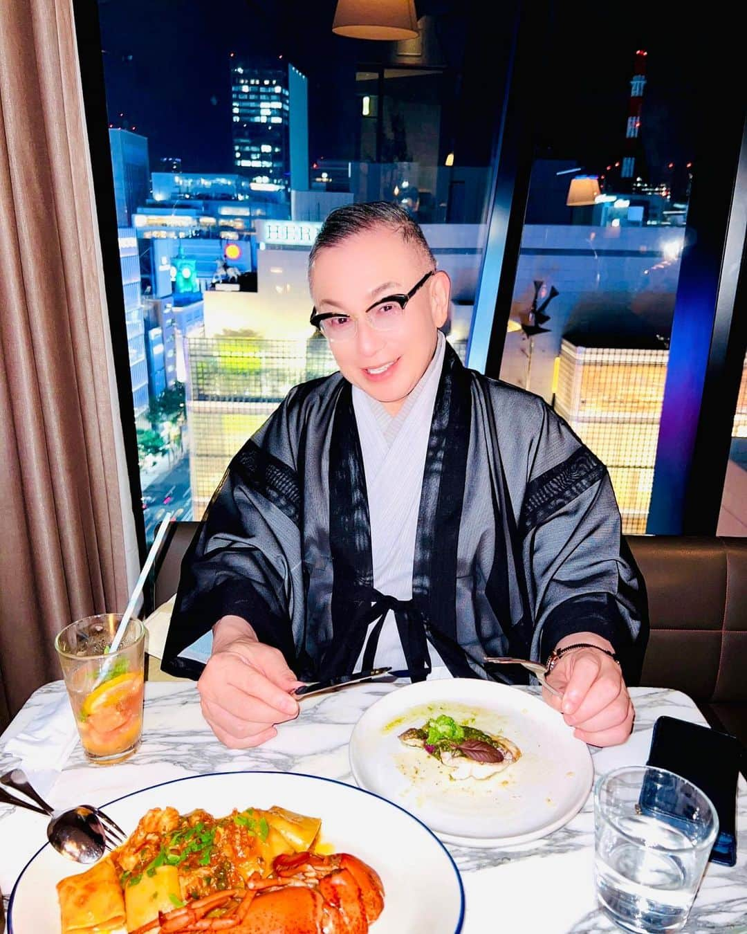 岩下尚史のインスタグラム：「. . ロイ君と希臘料理の夕餐。 銀座の夜景も御馳走の内。若い給仕が行き届いて心地よし。 . #ギリシャ料理 #ギリシャ料理アポロ #銀座 #岩下尚史  . .」