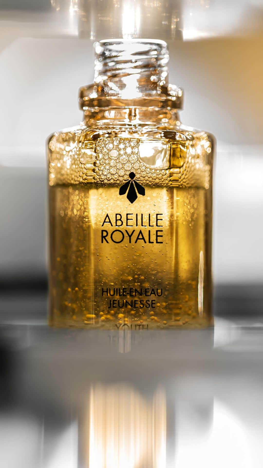 ゲランのインスタグラム：「Beauty is a story for all five senses. This summer, Guerlain invites you to consider the sound and sight of savoir-faire.​ Watch the treasures of the bee take flight with Abeille Royale Advanced Youth Watery Oil.​  #Guerlain #SavoirFaire #AbeilleRoyale」