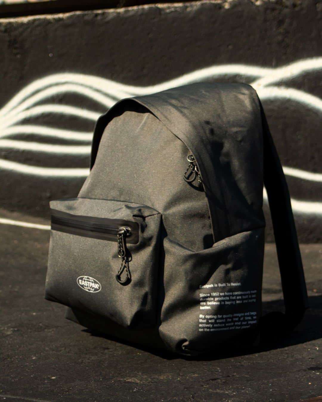 イーストパックのインスタグラム：「With the Padded Pak'r Storm Grey, protect your tech with the built-in laptop sleeve and carry your drink in the internal bottle holder.   More on www.eastpak.com #builttoresist」