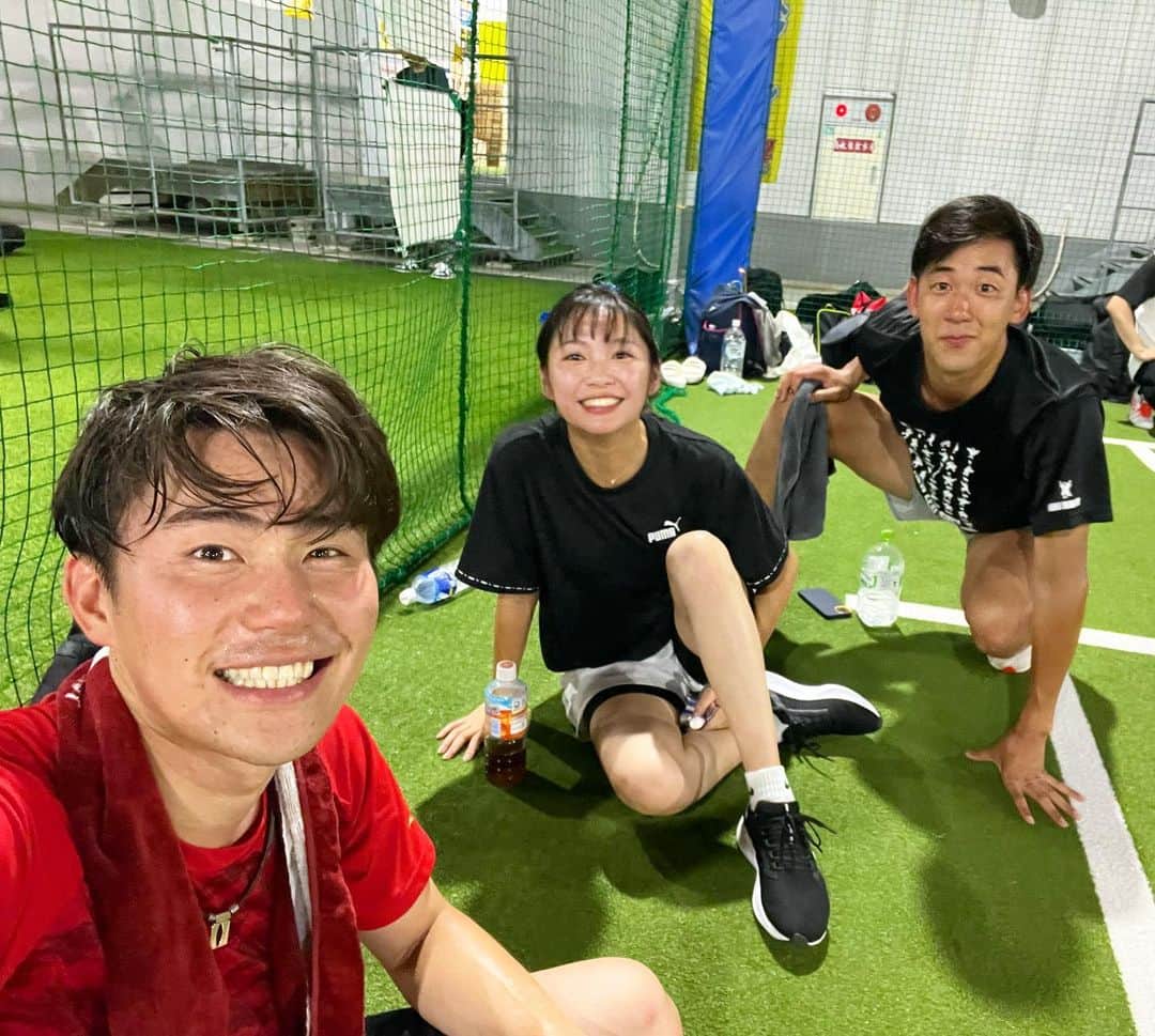 のインスタグラム：「会社の先輩や後輩とフットサル大会！！  1ヶ月分くらい動いた気が…👼✨  白熱しすぎて両膝擦りむいて激痛ですが、めちゃくちゃ楽しかったのでオッケーです🙆‍♂️笑  #アナウンスセンターからは3人参戦 #海渡は初フットサルながら2ゴール決めてご満悦」