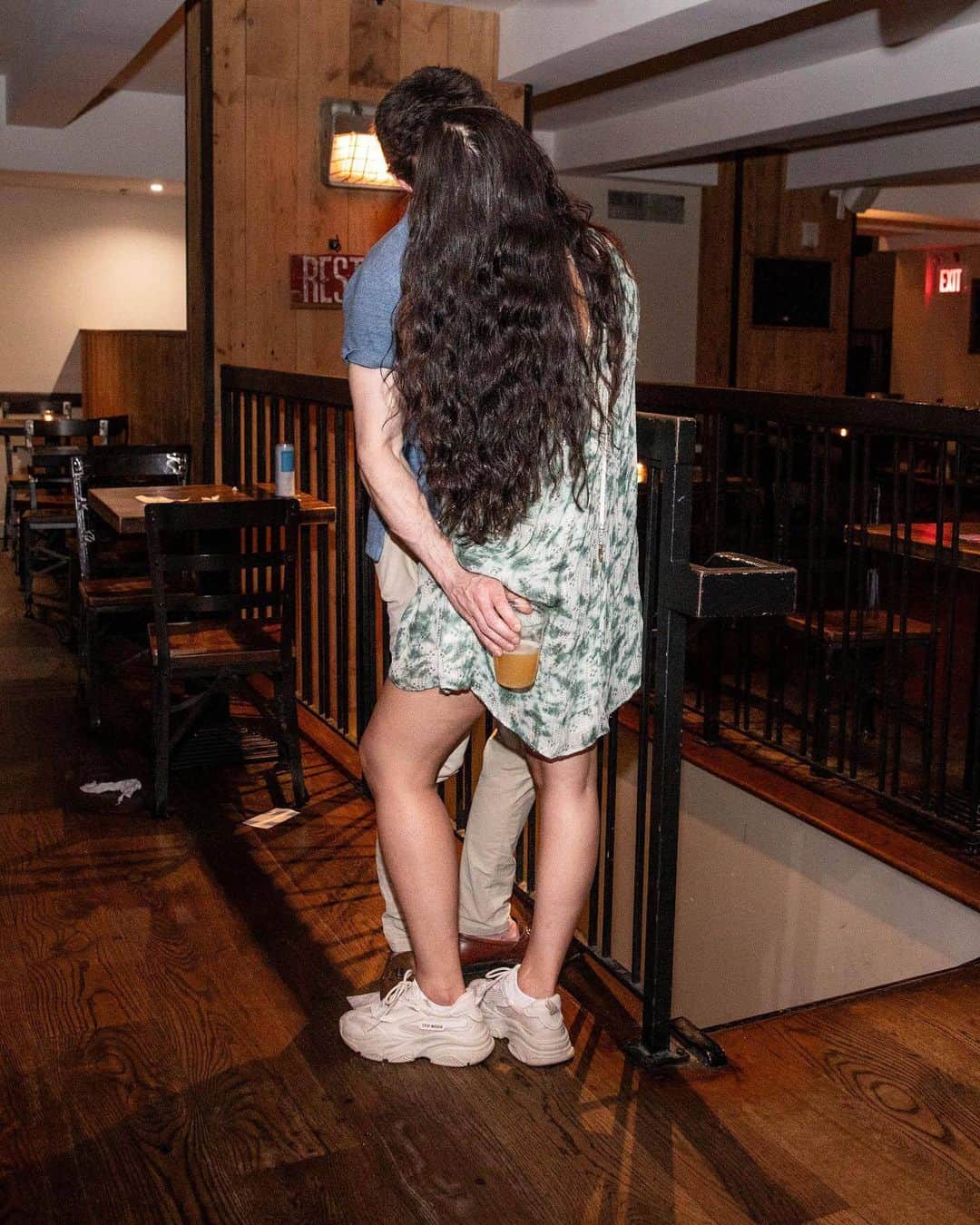 New York Times Fashionさんのインスタグラム写真 - (New York Times FashionInstagram)「The Chaotic Singles Party asks guests to bring someone they’ve matched with on Tinder, but whom they don’t yet know. What could go wrong?  More than 300 singles gathered on a recent Friday night at a bar in Midtown Manhattan in the hopes of finding a match. Guests — and their Tinder-match plus ones — sipped drinks, mingled and played Chaotic Bingo, a game in which guests were given a sheet that listed 25 characteristics they had to find in someone else, including someone who’s had sex this month and someone you’d want to kiss later. First one to circle five across received one free year of Tinder platinum. There was also a game called Musical Cheers. “It’s like musical chairs, but with alcohol,” said Cassidy Davis, the host and founder of the event. Guests moved around the room as music played, and when it stopped, they clinked glasses with the person in front of them, then answered a “chaotic question.”  Davis started the Chaotic Singles Party after having a difficult time with dating in Los Angeles. She brought the idea to life after Valentine’s Day in 2022, when she instructed her single female friends to invite random men from their dating apps to her house for a party. At the last minute, she also invited 65 men off Tinder.  Now with a partnership with Tinder, Davis has taken her party on the road with a singles summer series to celebrate “uncuffing” season, hosting five parties in Los Angeles, New York and Chicago.  Tap the link in our bio to see more from inside the Chaotic Singles Party. Photos by @jackiemolloyphoto」8月1日 23時25分 - nytstyle
