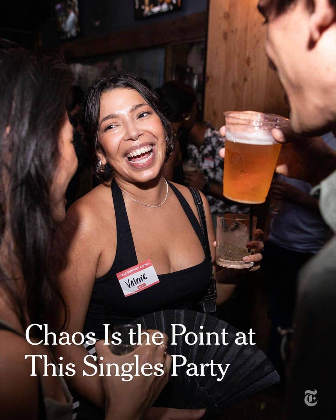 のインスタグラム：「The Chaotic Singles Party asks guests to bring someone they’ve matched with on Tinder, but whom they don’t yet know. What could go wrong?  More than 300 singles gathered on a recent Friday night at a bar in Midtown Manhattan in the hopes of finding a match. Guests — and their Tinder-match plus ones — sipped drinks, mingled and played Chaotic Bingo, a game in which guests were given a sheet that listed 25 characteristics they had to find in someone else, including someone who’s had sex this month and someone you’d want to kiss later. First one to circle five across received one free year of Tinder platinum. There was also a game called Musical Cheers. “It’s like musical chairs, but with alcohol,” said Cassidy Davis, the host and founder of the event. Guests moved around the room as music played, and when it stopped, they clinked glasses with the person in front of them, then answered a “chaotic question.”  Davis started the Chaotic Singles Party after having a difficult time with dating in Los Angeles. She brought the idea to life after Valentine’s Day in 2022, when she instructed her single female friends to invite random men from their dating apps to her house for a party. At the last minute, she also invited 65 men off Tinder.  Now with a partnership with Tinder, Davis has taken her party on the road with a singles summer series to celebrate “uncuffing” season, hosting five parties in Los Angeles, New York and Chicago.  Tap the link in our bio to see more from inside the Chaotic Singles Party. Photos by @jackiemolloyphoto」