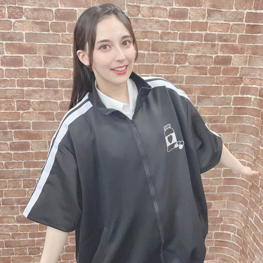 のインスタグラム：「♡ ・ 「ペイトン倶楽部」ありがとうございましたっ！  次回の放送は 🌸8/29(火) 20:00～🌸  大好きな推しの誕生日直前ﾈｷﾞ( y˘ω˘ )yﾈｷﾞ  #声優 #03 #ジャージ #ジャージコーデ #アウター #アウターコーデ #ヘアアレンジ #前髪アレンジ #私服 #ゲーム実況 #ニコ生」