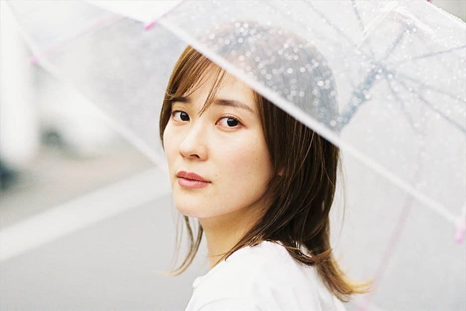 亜希子のインスタグラム：「本日、友達が映画館に映画を観に行ったら、『人生に詰んだ元アイドル〜』の予告編が流れてきて、それを観た見知らぬ若い女の子3人組が「この映画、観たいよね〜」って言ってくれていたんですって💋  まさか原作者の私の元にまでその声が届くと思わず、彼女たちは世間話で言ってくれたんだと思います。  でも、それを聞いて私、あの小説を書いて心から良かったなぁと思いました。嬉しくて、少し泣きそうになりました🤣  文章を書いて生活するようになった初期の頃、「君は自分の身を切り売りしている」と言われたことがあり、物凄くその言葉に反応してしまって、傷ついて、早くそういうことを言ってくる方々にも認められたいって思ってました。  でも最近、本当に大切なことはそういうことじゃないよなと思うようになりました。  ただ、愚直に自分が出来ることを積み重ねていくこと。 一歩ずつ進んでいくこと。それしか、ないんですよね。  今はどんな作品を書くにしても自分が「この作品を届けたいから書く」と明確な意志を持って創作するようになりました。  こうして、私の知らないところで誰かに作品について反応して頂けていることを知れただけで、過去の自分を許せそうな、愛せそうな、そんな気がしました🌹  予告編が流れると、教えてくれた友達もありがとう！  この映画を観てくれた方が、少しでも前を向けたり、傷ついた心が癒やされたりしたら良いなぁ！  写真は「つんドル」単行本の表紙です！  📷佐野円香ちゃん」