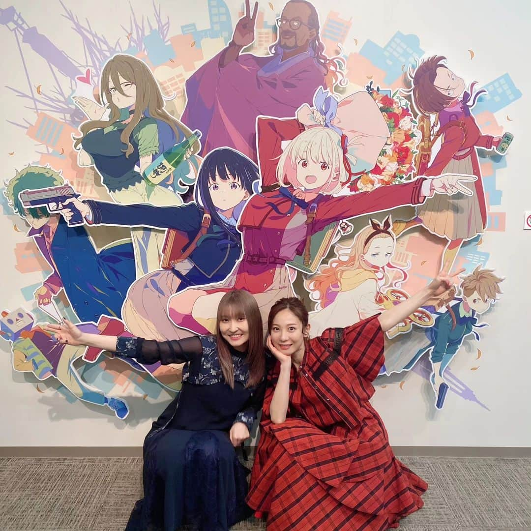 安済知佳さんのインスタグラム写真 - (安済知佳Instagram)「【リコリス・リコイル展〜seize the day〜】  たきな役の若山詩音ちゃんと、オープニングセレモニーに登壇しました！  お先に内覧させてもらったんですが、めっっっちゃすごかったです！！！ リコリコの世界に入り込める最高な空間でした…🥲 ぜひぜひ足を運んでいただきたい…！！！  2人でくす玉割ったり質問にお答えしたり、その様子は様々な媒体のニュースでご覧いただけると思うので良ければチェックしてください🎊  内覧に参加された色んな関係者の方々にもお会いできたり、お祭りみたいで幸せでした😍😍  みんなでサイン書いたりもしたので、探してみてくださいね👍  またリコリコで夏の思い出が出来て嬉しいー！！！  ぜひ皆様も、今年の夏も沢山リコリコを楽しんでください🐟🫶  📷 展示もちら見せ〜🥰 クオリティ高すぎでした🫶 みなさんもぜひ、沢山写真撮ってくださいね👍  詩音ぬが色違いの彼岸花の指輪をプレゼントしてくれたので、一緒に着けて登壇しました🥰 めちゃめちゃかわええ😍😍 今日からのLAWSONコラボのアーモンドチョコもくれまして！！！！ 本当にありがとう詩音ちゃん🫶🫶  髪型は今日も素敵にしていただいたので撮りました！ @smode_shinobu 衣装もリコリス制服みあるめっちゃ素敵なものを！！ @axixaanne 感謝です🙏🙏🙏  あとグッズ買う時間あったので誰よりも先に買いました🤣 色々買ったんですが、マグネットがランダムだったのに2枚とも千束さんだった🫶🫶 アクキーはミズキだったので、今度小清水姉さんにプレゼントしようと思います😆  グッズも素敵なものばかりで選ぶの大変だと思いますが、ぜひ何か思い出にでも入手してください…！！  改めて、たきなの誕生日の8月2日からの展示会、楽しんでくださいね〜🐟🫶  #リコリコ #若山詩音 #安済知佳」8月1日 23時23分 - chikachika_anzai_official