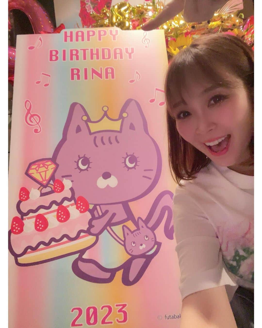 愛内里菜のインスタグラム：「このRINA NEKOボードのストーリー😌 ⁡ なんとファンの方が、 リナネコのデザイナーで親友ちゃんでもある フタバコちゃんの、デザイン会社にコンタクトをとって ⁡ 「スペシャルなRINA NEKOちゃんをデザインしてほしい」と依頼をしてくれたんだって‼️🥹 それを受けてフタバコちゃんが 書き下ろしてくれたんだって‼️🥹 ⁡ ファンのみんなとフタバコちゃんからの サプライズバースデープレゼントーー🎁✨🥹 ⁡ めちゃめちゃめちゃめちゃ 嬉しくて　可愛いやーん❤️😭 ⁡ バースデーライブ最終公演に向けて 時間をかけて準備してくれてたことを思うと 本当に本当に胸が熱くなる😭‼️‼️ 宝物のリナネコちゃんが生まれたよ❤️  新曲「Brilliant Queen」の歌詞にでてくる 冠も身につけてる😆👑✨ ⁡ ありがとー‼️❤️‼️ ⁡ 😆YouTube！ 「愛内里菜オフィシャルチャンネル」  ⁡ 🐦Twitter 愛内里菜 official @RRikakakiuchi ⁡ ⁡ 😆TikTok 愛内里菜/Rina Aiuchi 　 🟥17配信 愛内里菜_official ⁡ #リナネコ　#rinaneko  #愛内里菜  #歌手 再始動 #垣内倶楽部  #バンド   #ライブ #一体化 #絆 #盛り上がりたい  #感謝  #23周年　 #YouTube #ユーチューバー#TikTok ⁡」