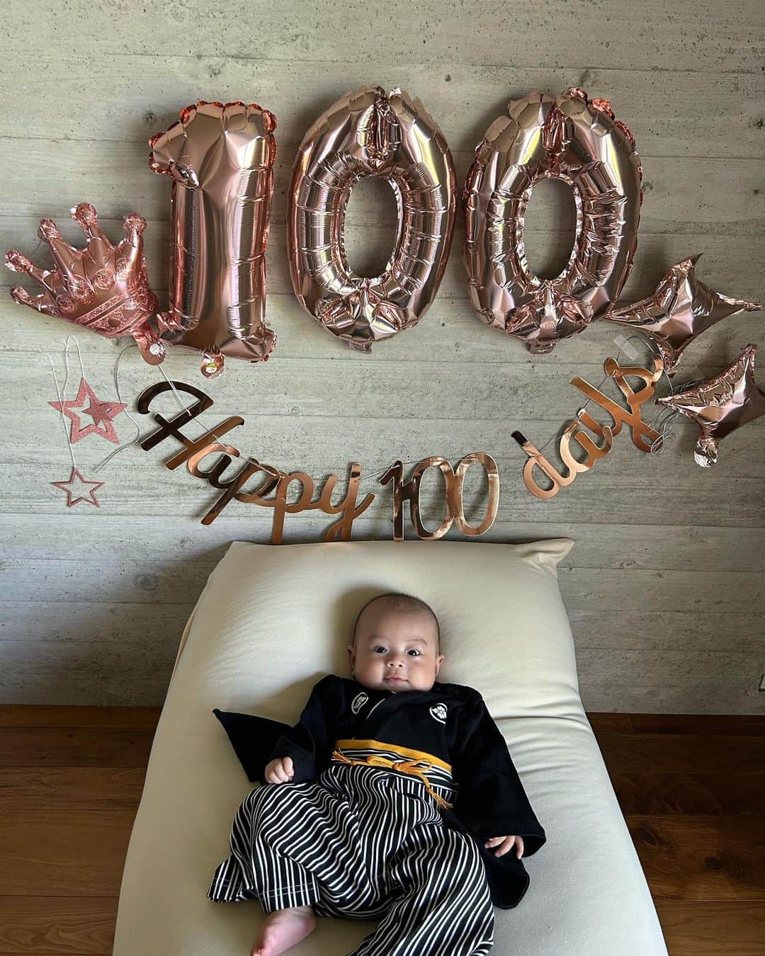のインスタグラム：「先日、100日のお祝い お食い初めをしました㊗️  あっという間の100日 こうして迎えられて嬉しかったです😊  母になり、ドタバタと毎日が過ぎて 自分だけの時間なんてほとんど無いし笑  初めての子育てだからちゃんとできてるのかな？間違えてないかな？って不安になることも沢山あるけど  私なりに楽しく、まず100日！笑　 頑張れたと思います👏  今日はこれを初めて出来た！って喜びや 話しかけたら笑い返してくれるキラキラの笑顔に 癒される日々です🦁  母親になり、初めて気付いたことも沢山あります＾＾ とにかく、お母さんの存在の大きさ、身に染みて感じるなぁ😭🫰 私は末っ子だから、たっくさんわがまま言ってきたし 自由奔放に生きさせてもらいました🥺笑 ありがとね〜ママ〜🫰笑笑  あ、あと子供とのお出かけって楽しいけど本当に大変😂 電車の乗り換えとかね！笑 ベビーカーだとエレベーターしかないから時間もかかったり🕐 荷物も増えるから階段の登り降りはまじマッチョなる💪笑  その立場になってみないと分からないことって世の中には本当に沢山あるんだろうなと最近すごく思うな🫡  話が逸れながらなんか長々と書いちゃったけど とにかく100日嬉しかった😊🌼  これからも悩むことや 母親として、子供の代わりに選択してあげなきゃいけない場面も多々あると思うけど、その時その時を全力で楽しみながら自分たちなりの正解の道を見つけられたらなと思います💪  文章書いてたら眠くなりました🌙笑 お休みのない子育てですが息抜きをしながらこれからも頑張ります😊 おやすみなさい🌙」