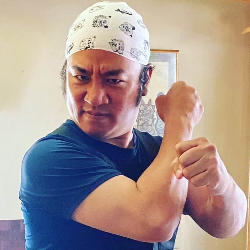 与座よしあきのインスタグラム：「後輩芸人ハンジロウのカレー屋を手伝ってきたぜ！！ どんなお客さんのオーダーも受けてたったわ！！  お会計間違ってすみませんでしたね！」