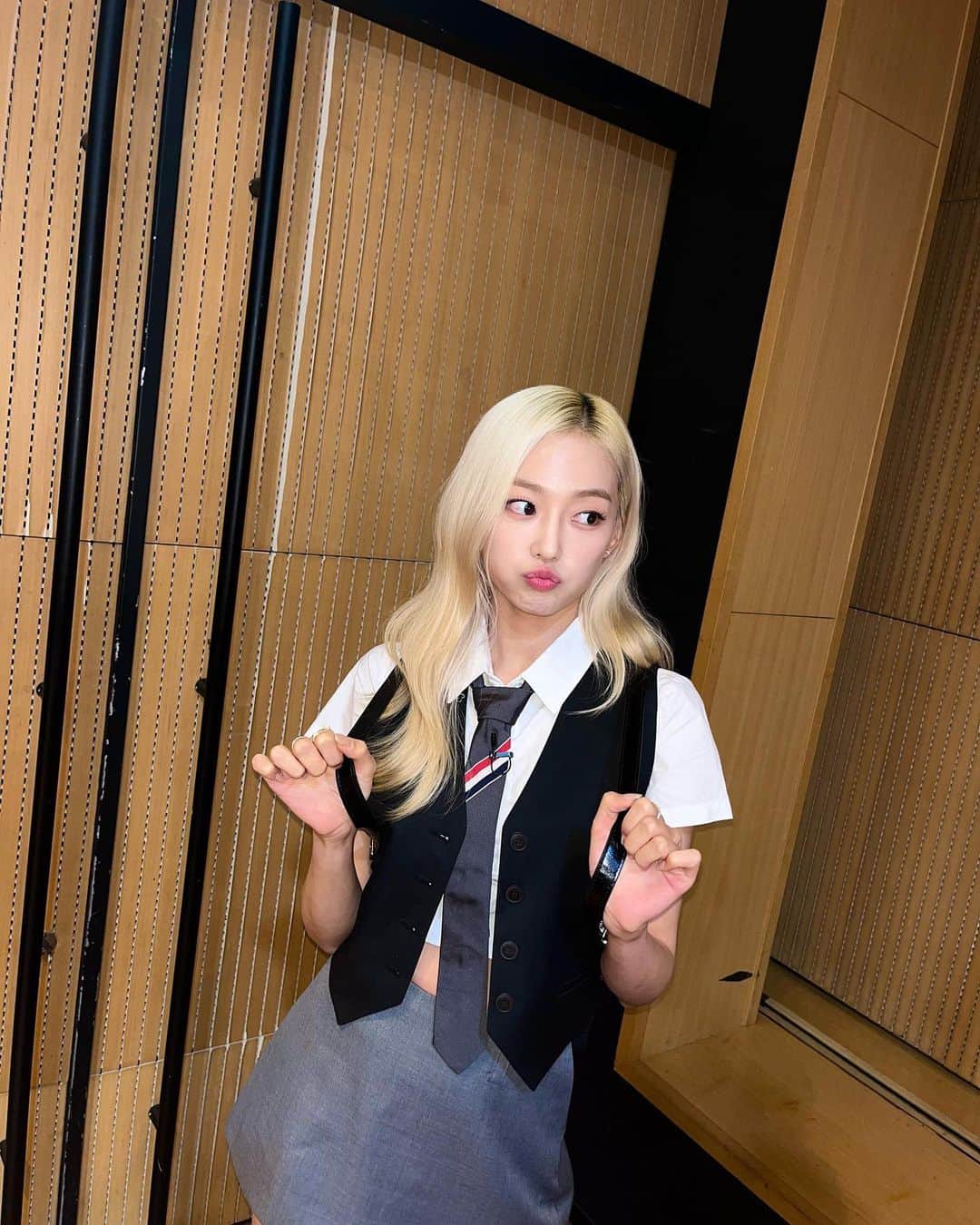 チャン・イェウンのインスタグラム：「Back to the school🤓」