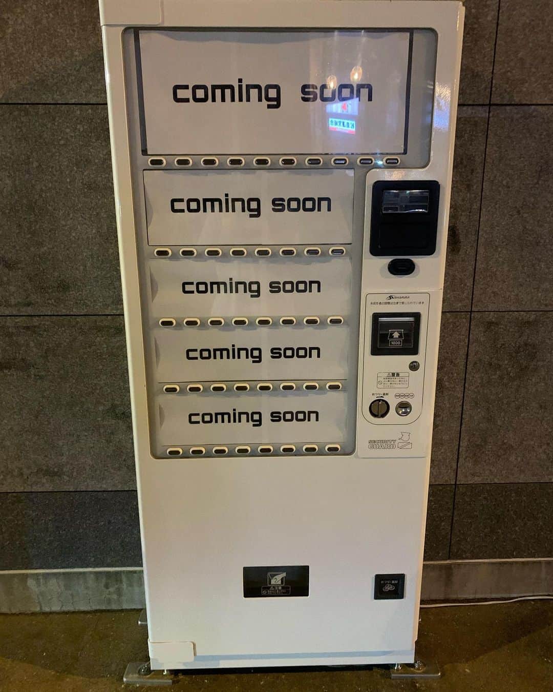 のインスタグラム：「自販機の赤ちゃんおった👶 #いやでもまだcoming soonてことは生まれてないから胎児か？ #自販機の胎児」