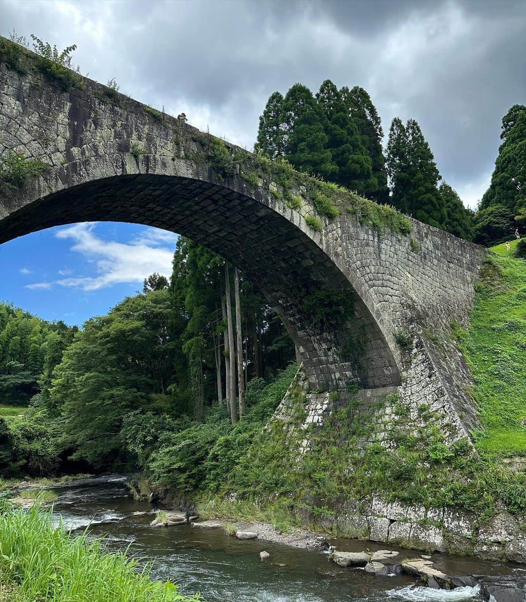 きゃっするひとみーさんのインスタグラム写真 - (きゃっするひとみーInstagram)「#通潤橋  今から150年以上前。。 水不足に悩む白糸台地に水を送るため、矢部の惣庄屋・布田保之助さんによって造られた日本最大級の石造りアーチ水路橋☺️！！  石造りってのが石垣フェチにはたまらなくて。 どの角度からみてもどないしてこの石積んだ？ そしてなんで水が漏れずにこの中を水が通ってるんや？ってずっとずっとみていたい通潤橋！！！  熊本市内から1時間ほどでいけました☺️ 今年国宝になったようで放水の13時には駐車場も満タン！🚗  放水の瞬間（結構レア？！）も上やったから見れて❤️❤️❤️三つ目の動画！！ 放水の神様がきてくれてしてくれるんですが、ほんまに秒殺！笑  熊本の魅力にまた釘付けに！！  通潤橋から500mほどの場所にある、　#おちかラーメン で熊本ラーメン補給🐻🤍 熊本ラーメンで過去1のおいしさやったかもしらんくらいおいしくて😭✨  ぜひみなさまに訪れて欲しい！ 熊本城マラソンの前後にも🤍  エントリー開始してますので、たくさんおまちしてまーす！  #熊本城 #熊本城マラソン  #熊本 #熊本ランチ  #熊本観光  #通潤橋放水  #国宝」8月1日 23時30分 - takaxjumppp