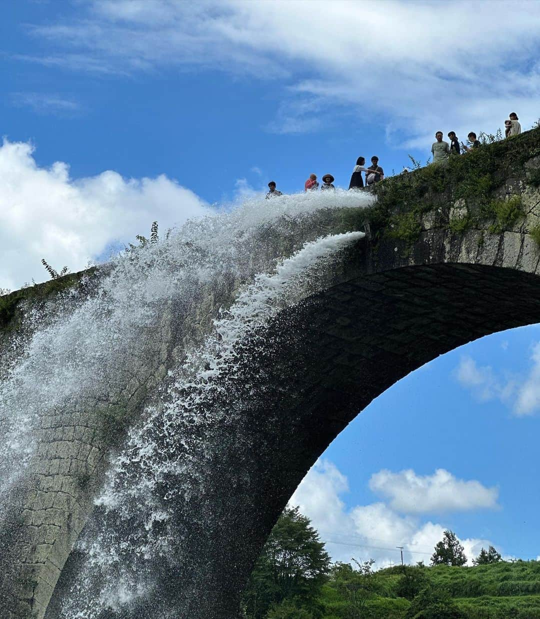 きゃっするひとみーさんのインスタグラム写真 - (きゃっするひとみーInstagram)「#通潤橋  今から150年以上前。。 水不足に悩む白糸台地に水を送るため、矢部の惣庄屋・布田保之助さんによって造られた日本最大級の石造りアーチ水路橋☺️！！  石造りってのが石垣フェチにはたまらなくて。 どの角度からみてもどないしてこの石積んだ？ そしてなんで水が漏れずにこの中を水が通ってるんや？ってずっとずっとみていたい通潤橋！！！  熊本市内から1時間ほどでいけました☺️ 今年国宝になったようで放水の13時には駐車場も満タン！🚗  放水の瞬間（結構レア？！）も上やったから見れて❤️❤️❤️三つ目の動画！！ 放水の神様がきてくれてしてくれるんですが、ほんまに秒殺！笑  熊本の魅力にまた釘付けに！！  通潤橋から500mほどの場所にある、　#おちかラーメン で熊本ラーメン補給🐻🤍 熊本ラーメンで過去1のおいしさやったかもしらんくらいおいしくて😭✨  ぜひみなさまに訪れて欲しい！ 熊本城マラソンの前後にも🤍  エントリー開始してますので、たくさんおまちしてまーす！  #熊本城 #熊本城マラソン  #熊本 #熊本ランチ  #熊本観光  #通潤橋放水  #国宝」8月1日 23時30分 - takaxjumppp