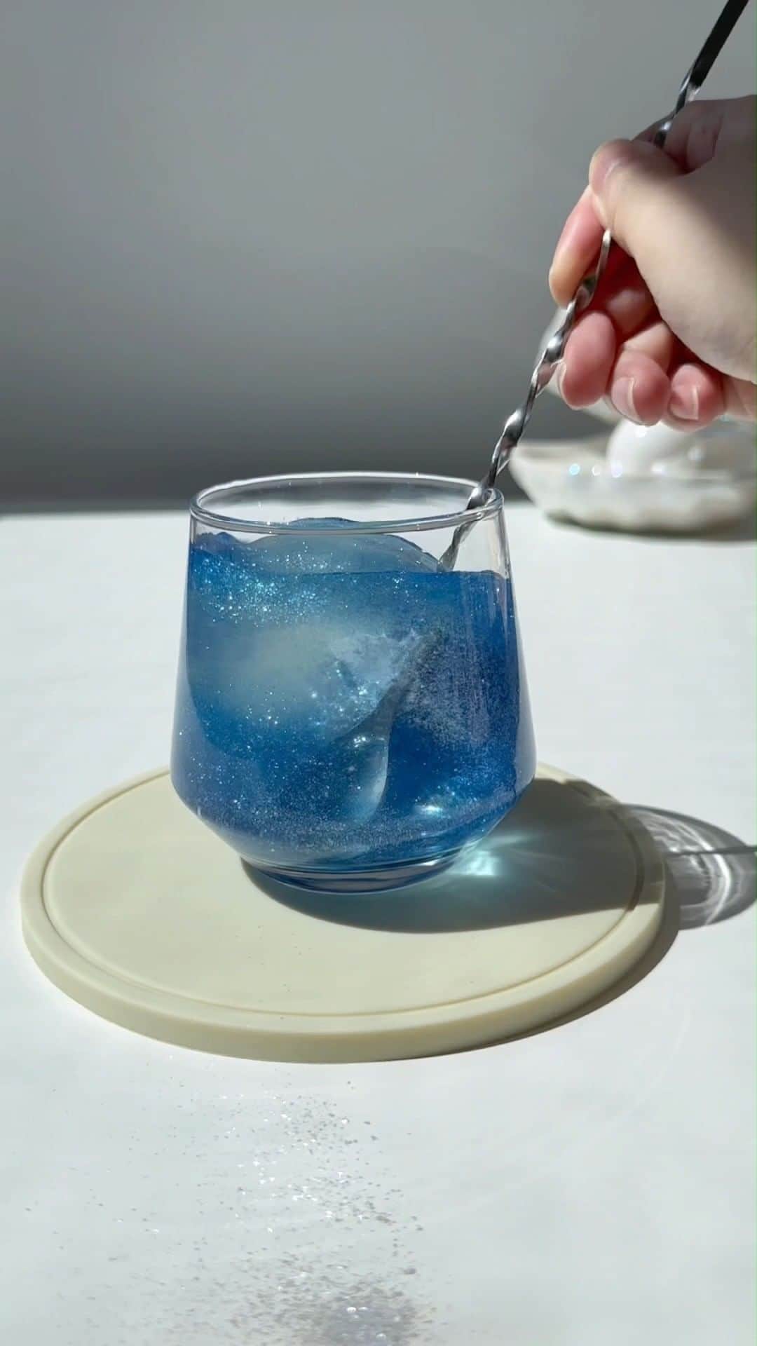 SHEINのインスタグラム：「Hold the galaxy in the palm of your hand with this refreshingly cosmic creation 🌌🍵✨  🔎17905462 14012086 2335592 15983257 17411516  #SHEIN #SHEINforAll #SHEINstyle #fashion #chic #saveinstyle」