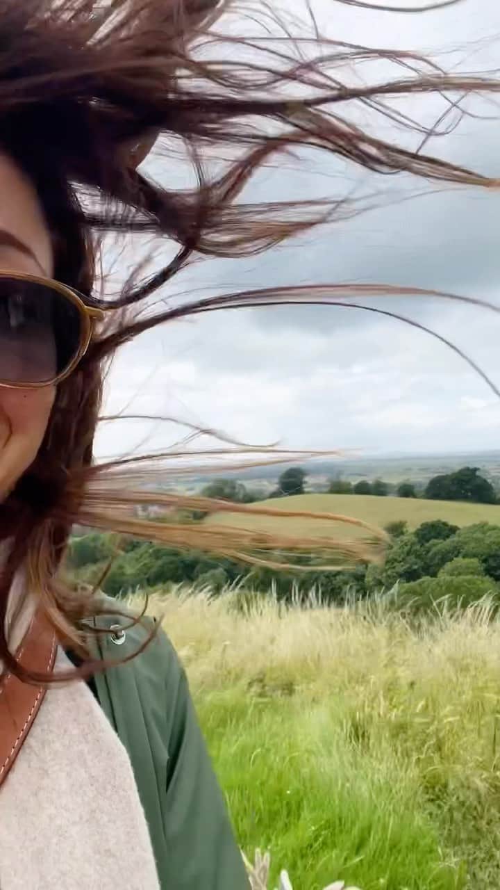 オータム・リーザーのインスタグラム：「Discovered new video editing app.  Remembered how much I love making movies!!! Created subscription channel bc I’m inspired to build a community here and share more intimate behind-the-scenes videos. I also want to experiment with creating deeper content and need a core group of people who want to go on that journey with me while I figure it out, so maybe that’s you:) Feeling brave this morning and like I’m ready to try new things… How about you, are you trying anything new this summer?? ☀️」