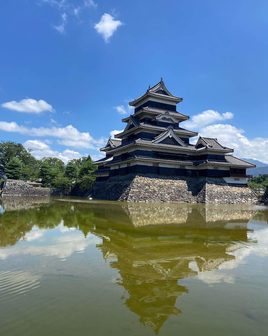 松本英子さんのインスタグラム写真 - (松本英子Instagram)「美ヶ原温泉　翔峰ロビーコンサート🌿  時間が経ってしまいましたが、 先月は大好きな長野県松本市の美ヶ原温泉♨️翔峰さんでのロビーコンサートでした！  たくさんのお客様にお越しいただき、たまたま足を止めて聞いて下さった方も。嬉しい出逢いもいっぱいでした！！  翔峰さんの露天風呂は眺望も最高で、ホスピタリティも素晴らしいので是非皆さん足を運んでみてくださいね☺️  key.長谷川久美子 g.本間貴士  7月16日　美ヶ原set list. 1. Squall 2. 蛍 3. ながれ星 4. MOON RIVER 5. イパネマの娘 6. Woman Wの悲劇より 7. 眠りにつくまで 8. 祈り灯 9.星の笑み月の涙（オルゴール）  EN.ひこうき雲」8月1日 23時35分 - matsumoto__eiko