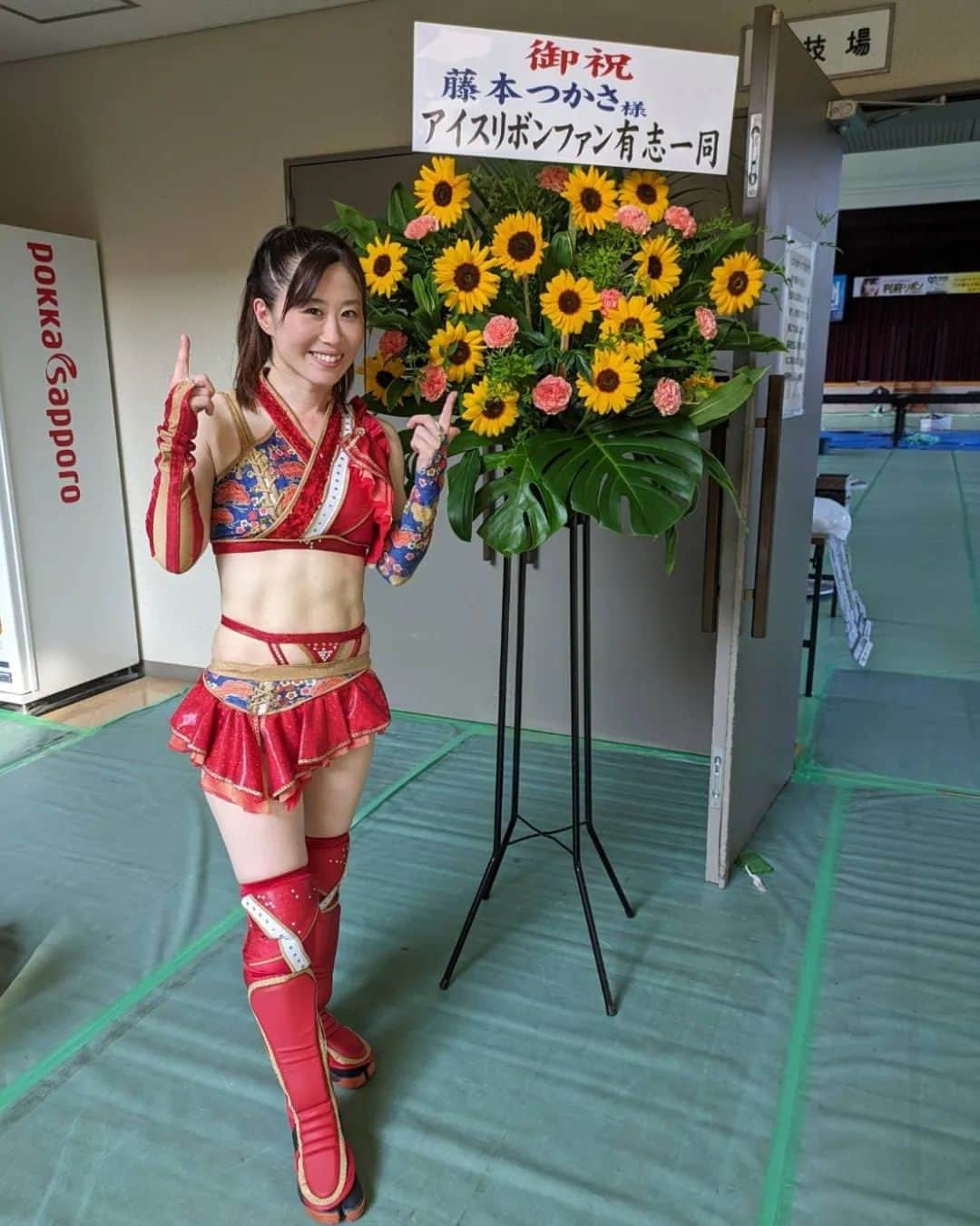 藤本つかさのインスタグラム：「Welcome in August！  #august #flowers  #🌻」